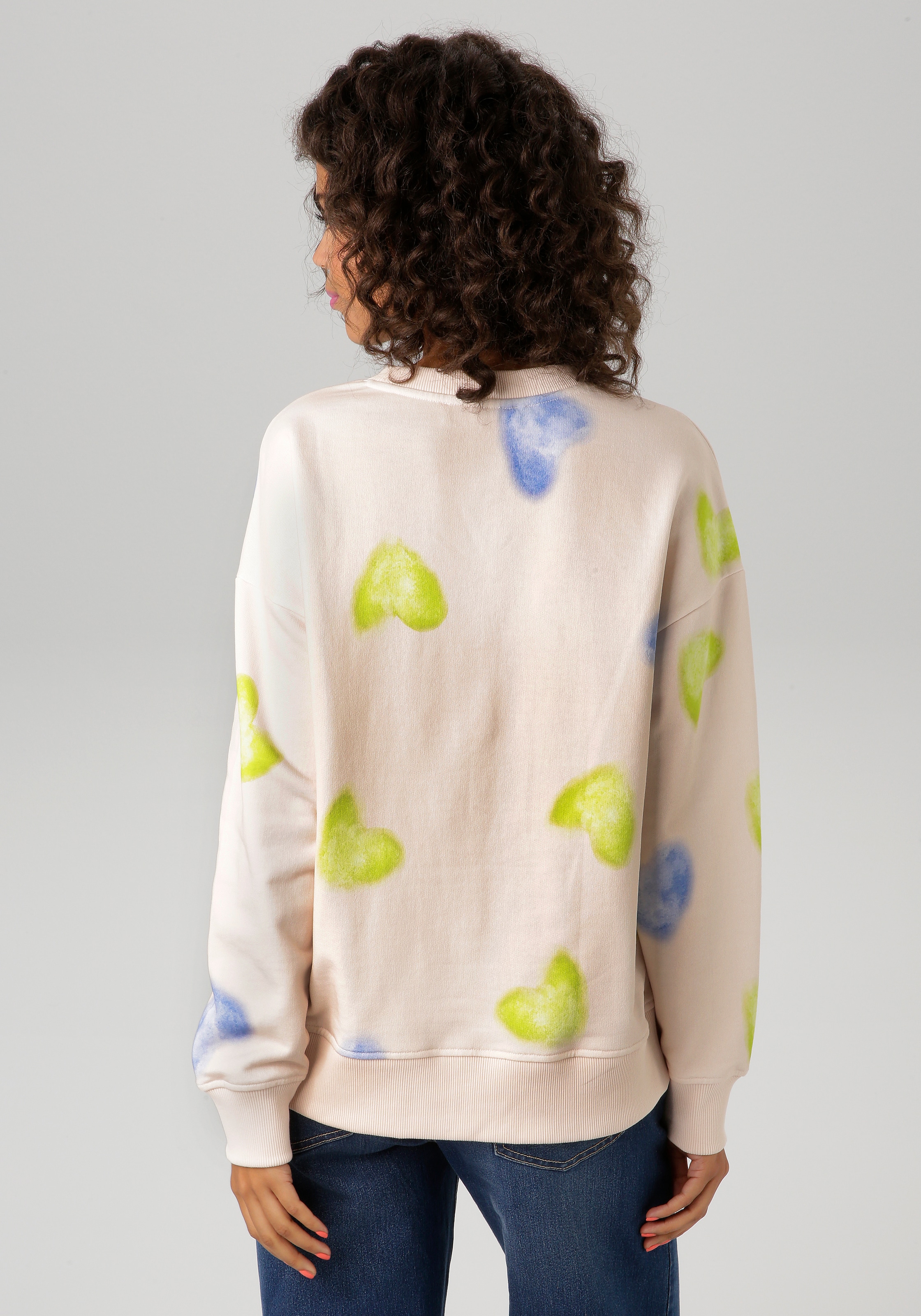 Aniston CASUAL Sweatshirt, mit Batik-Herzen bedruckt