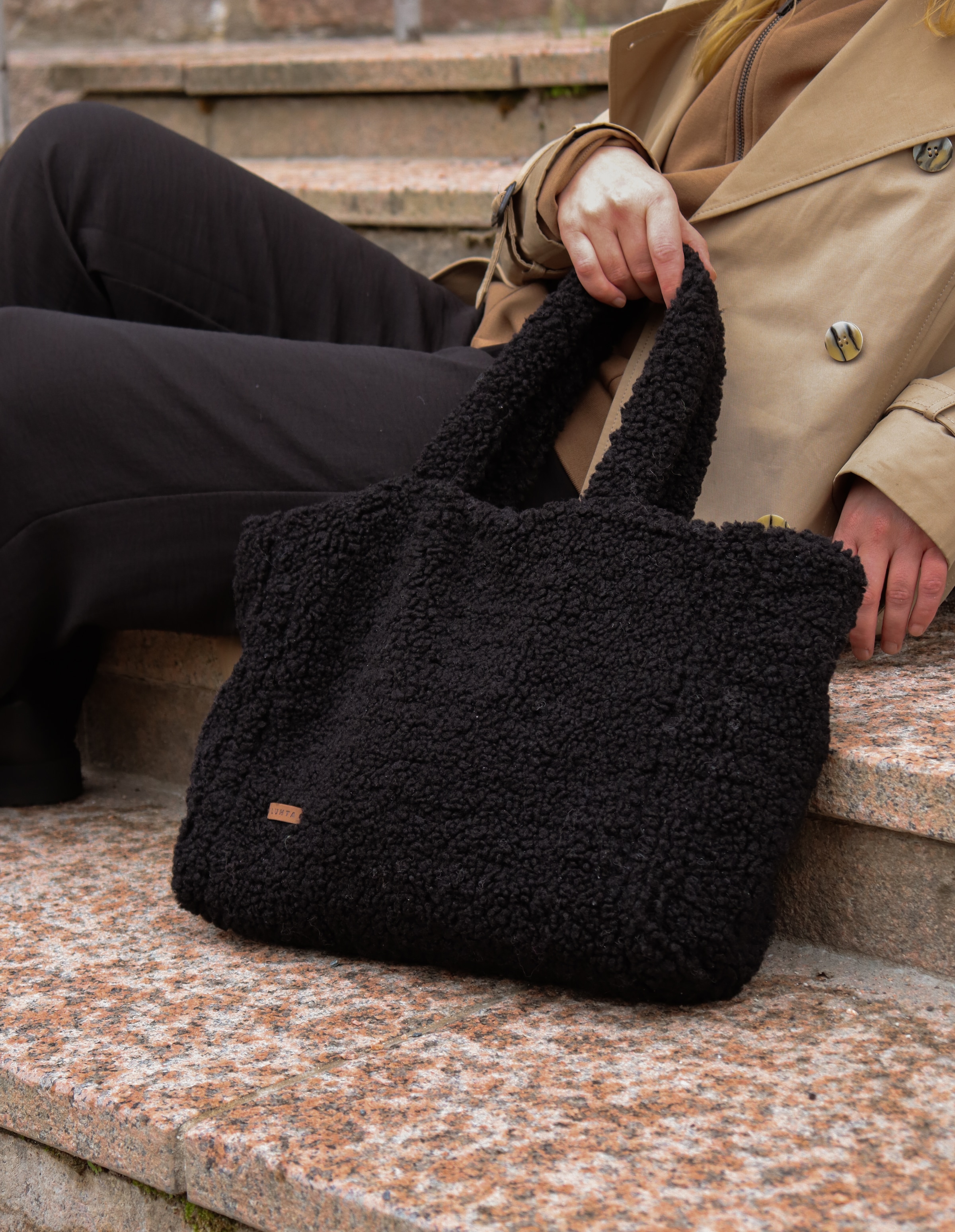Luhta Schultertasche »TEDDYTASCHE ORAVISALO« mit Badge als Applikation, aus Polyester