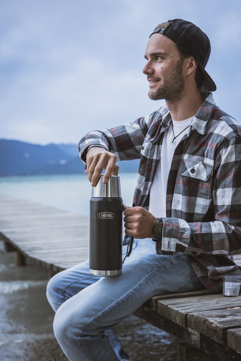 THERMOS Isolierflasche »ICON BEVERAGE BOTTLE, Edelstahlkörper, spülmaschinenfest«, (1 tlg.), 1,2l, 24h heiß & 24h kalt, Twist & Pour Lid, isolierter Trinkbecher