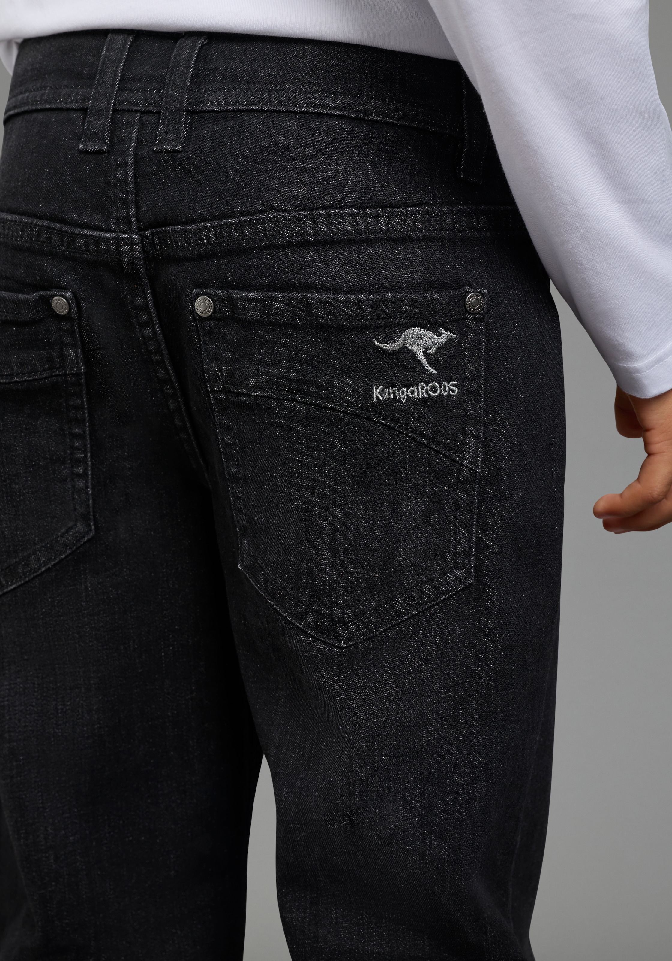 KangaROOS Loose-fit-Jeans »Jeans mit weitem Bein und KangaROOS Stickerei« Loose-fit Stretchjeans mit Logo-Stickerei