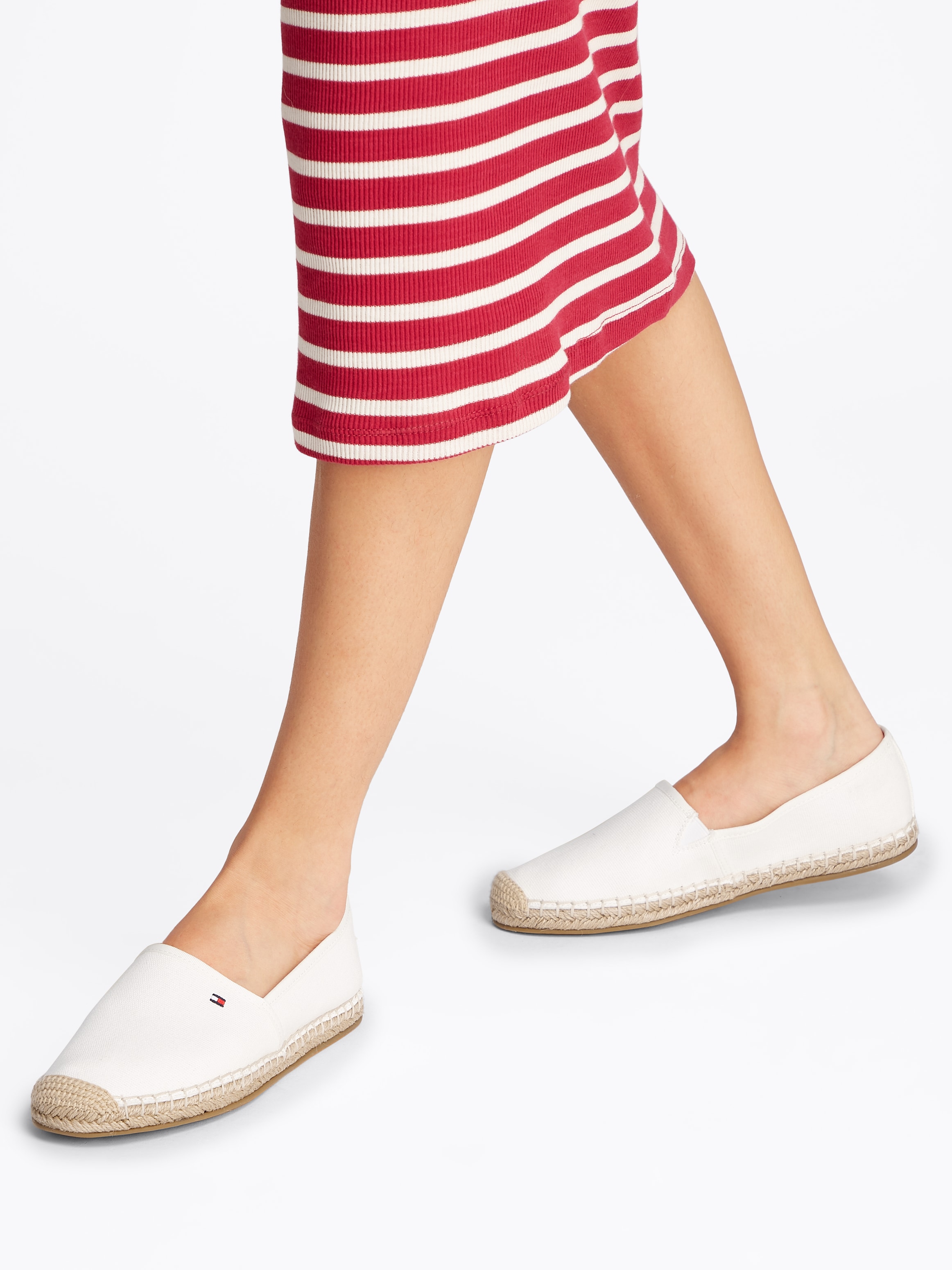 Tommy Hilfiger Espadrille »FLAG CANVAS ESPADRILLE«, Slipper, Flats, Bequemschuh mit Bastbezug und Ziernähten