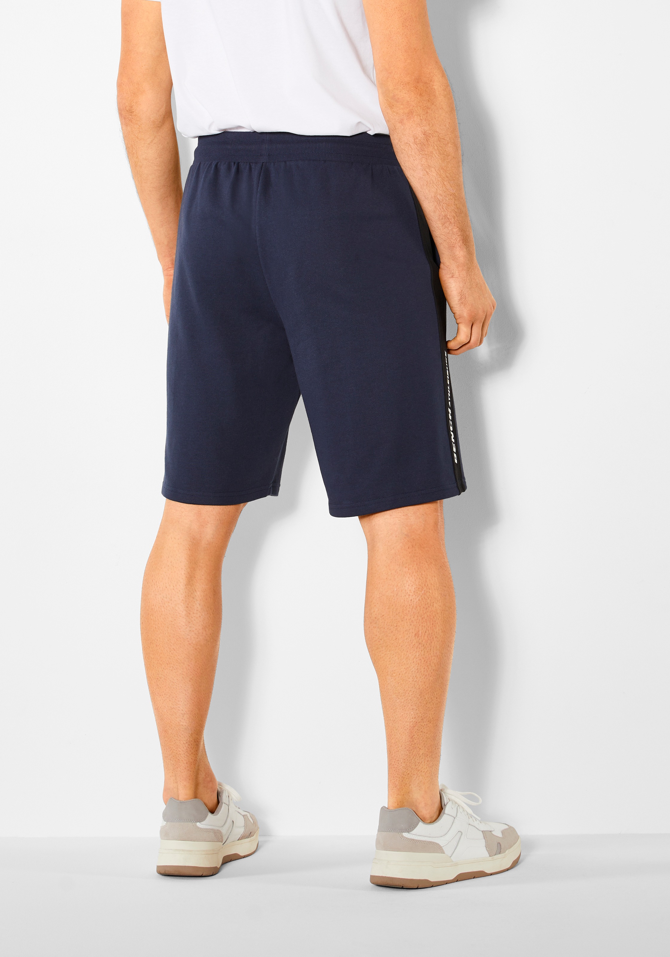 3. Bild von Bench. Loungewear Sweatshorts, mit seitlichem Einsatz