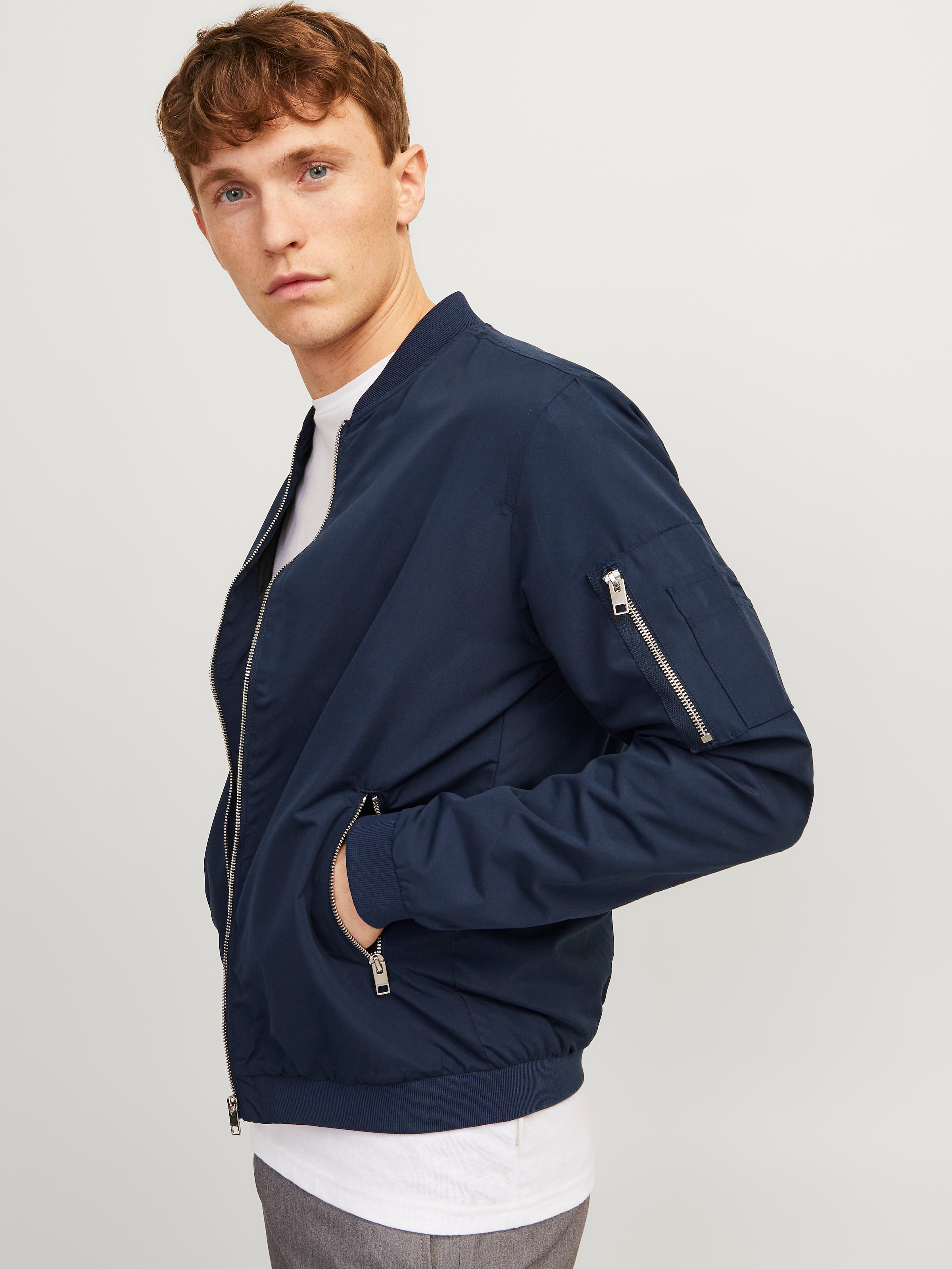 Jack & Jones Blouson »JJERUSH mit Stehkragen und Reißverschlusstaschen« ohne Kapuze unifarben, modisch, regular fit, Polyester