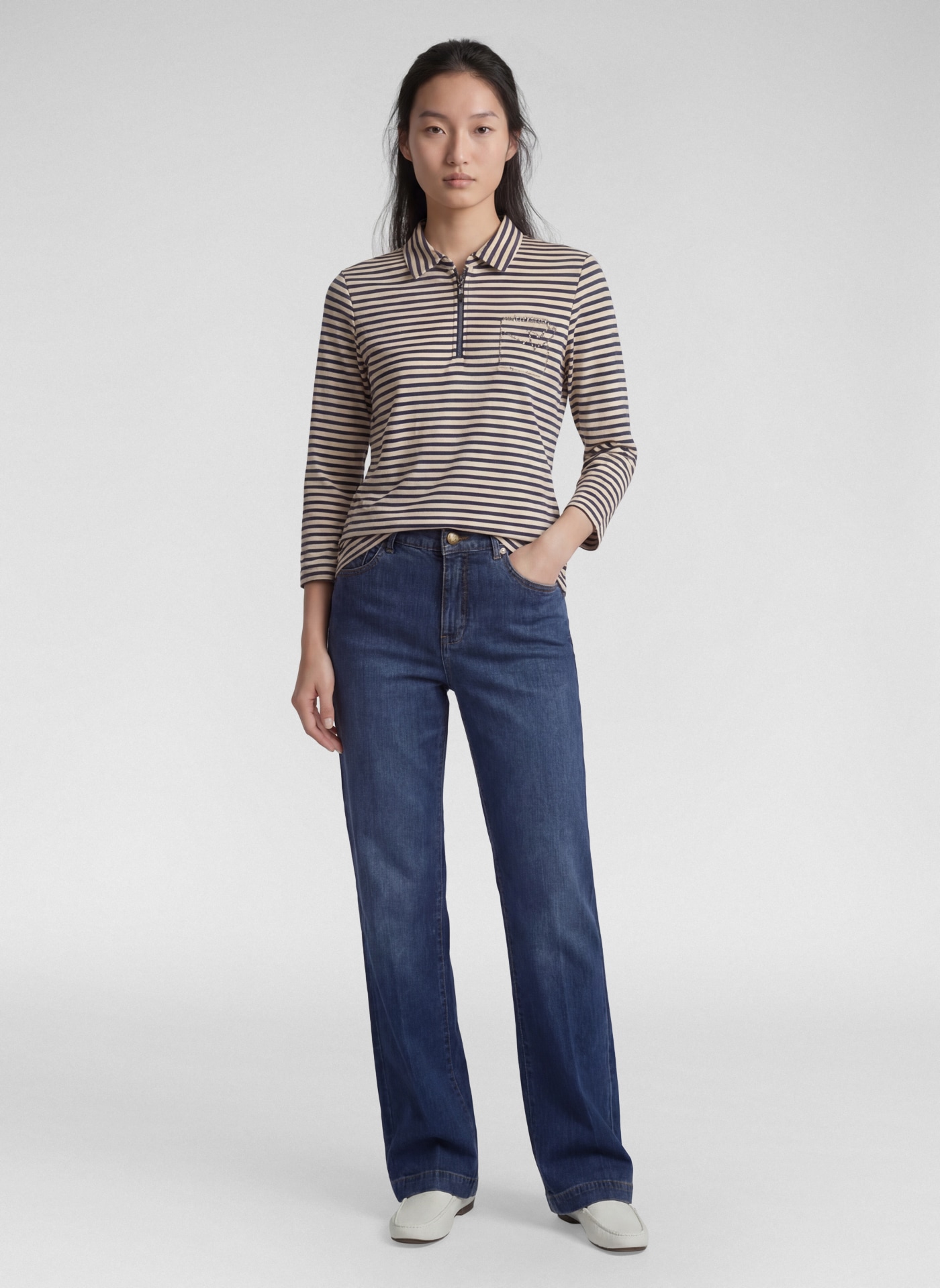 Rabe im Streifen-Look und mit Hemdblusenkragen
