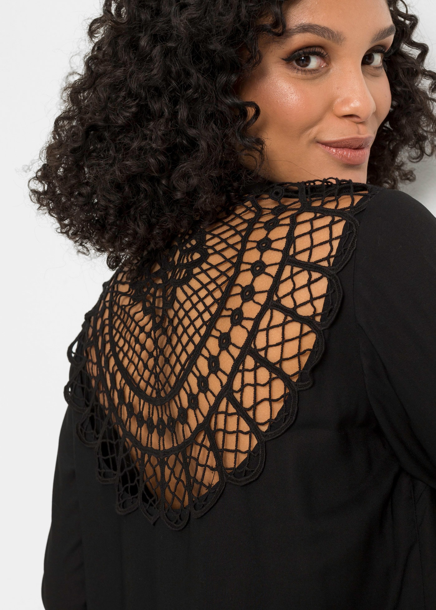 bonprix Langarmbluse »Bluse aus Baumwoll-Viskose Mix« bequeme Passform, aus Viskose, mit Spitze aus Baumwolle, Langarm