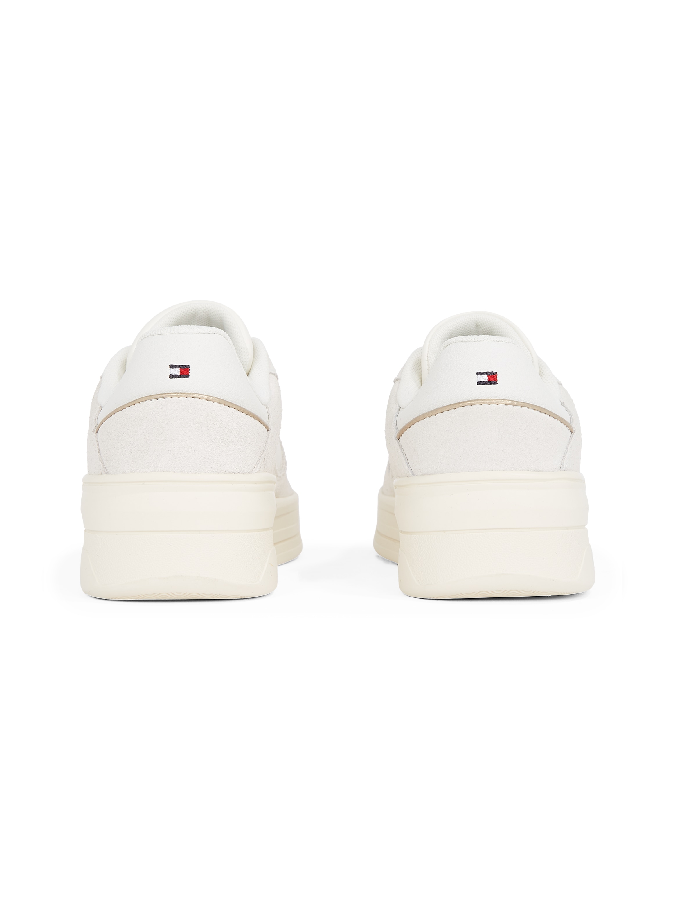 Tommy Hilfiger Plateausneaker »ESSENTIAL BASKET SNEAKER«, Freizeitschuh, Halbschuh, Schnürer mit Logoflaggen-Emblem