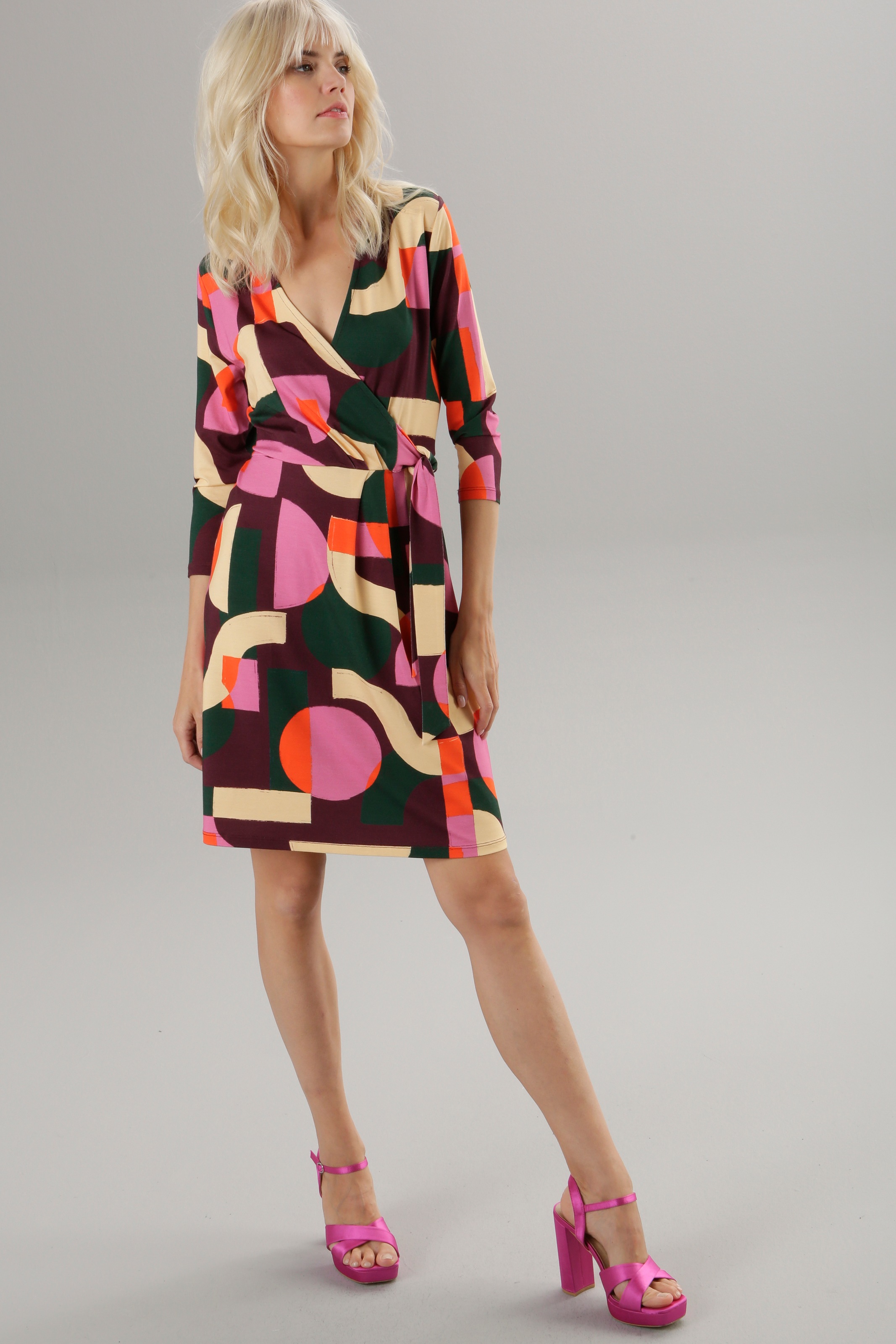 kaufen Wickeloptik mit Bindedetail und online Aniston SELECTED Jerseykleid, Ausschnitt in