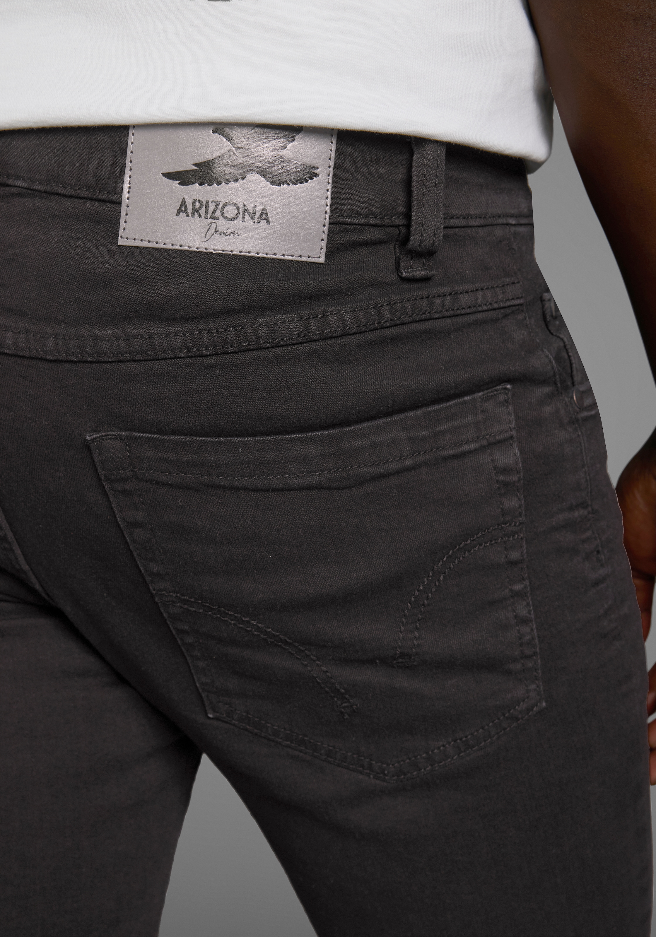 Arizona Jeansshorts, gerader Schnitt, knieumspielende Länge, niedrige Leibhöhe