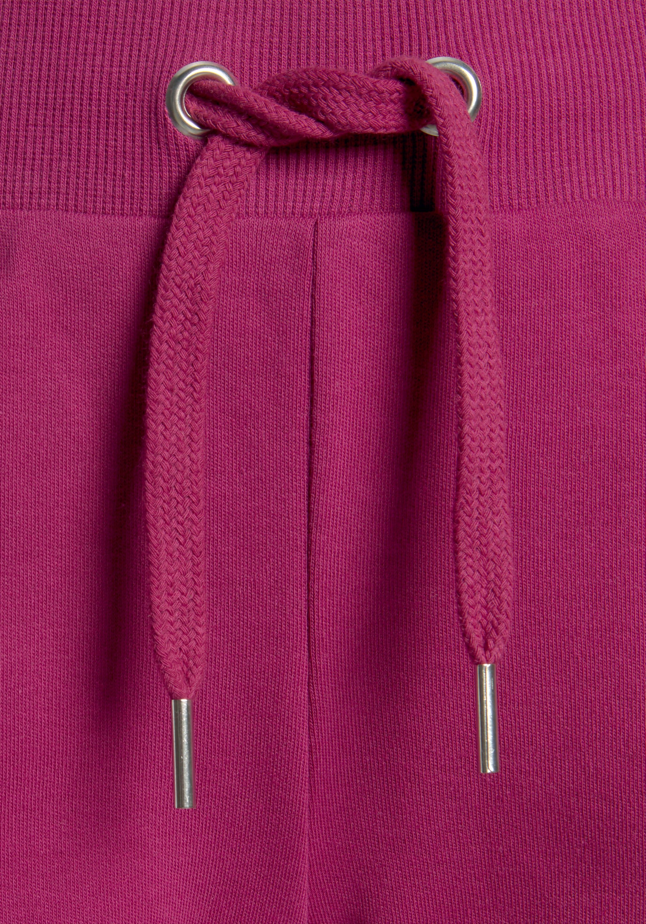 Bench. Loungewear Sweatshorts, mit glänzender Logostickerei, Loungewear, Loungeanzug
