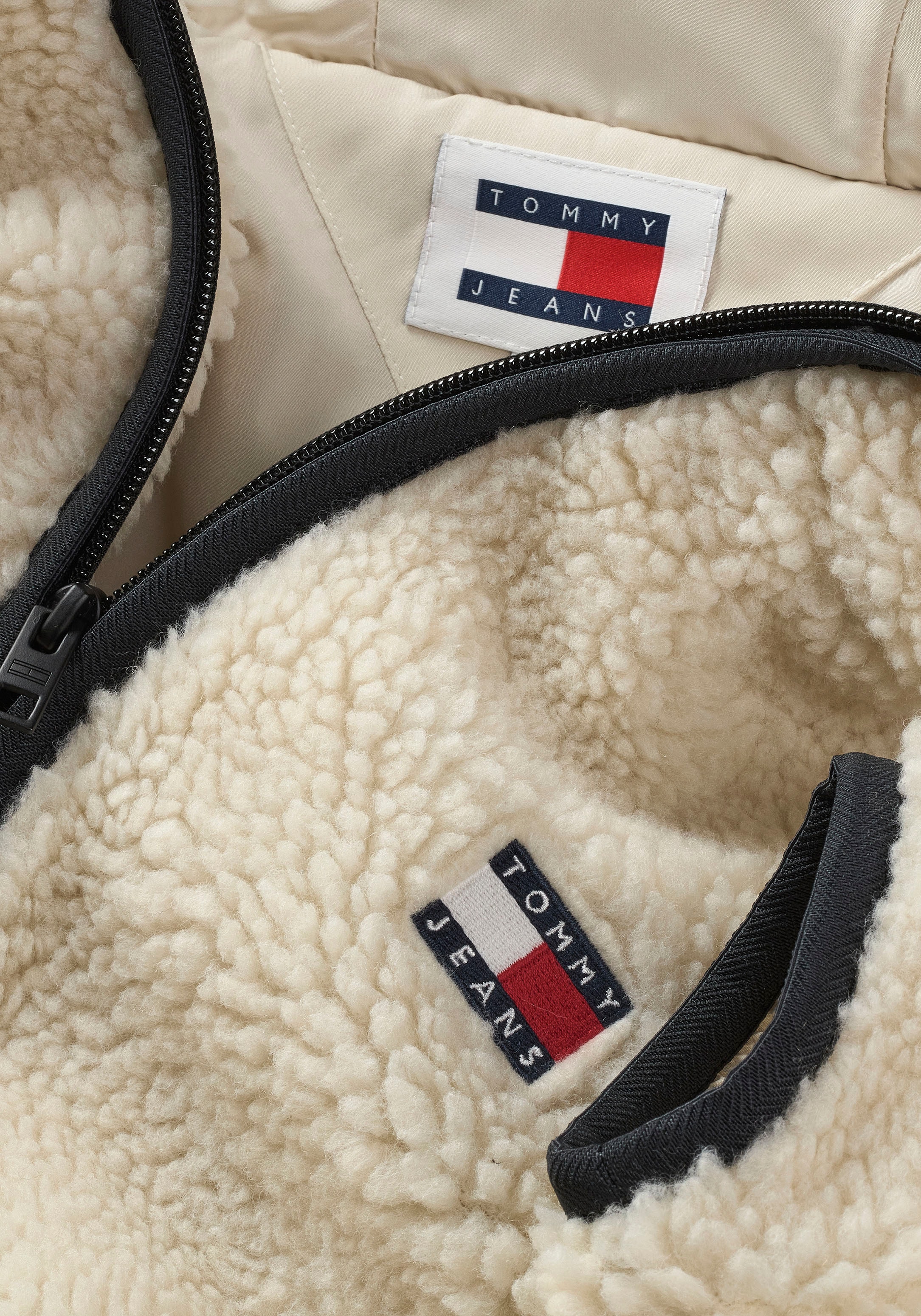 Tommy Jeans Plus Sweatjacke »TJM REG BADGE TEDDY ZIP TRU EXT«, Große Größen