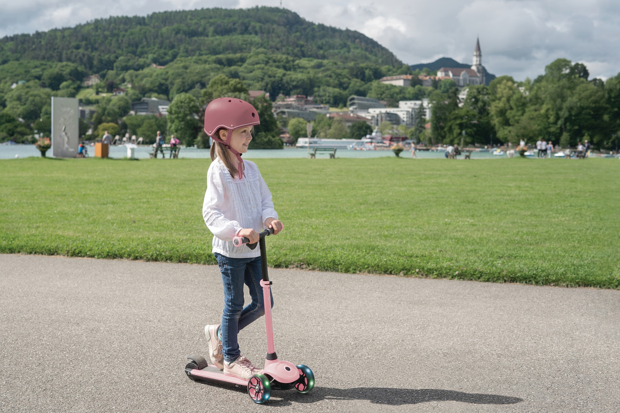 Globber E-Scooter »ONE K E-MOTION 4 PLUS, mit Leuchtrollen« 10 km/h