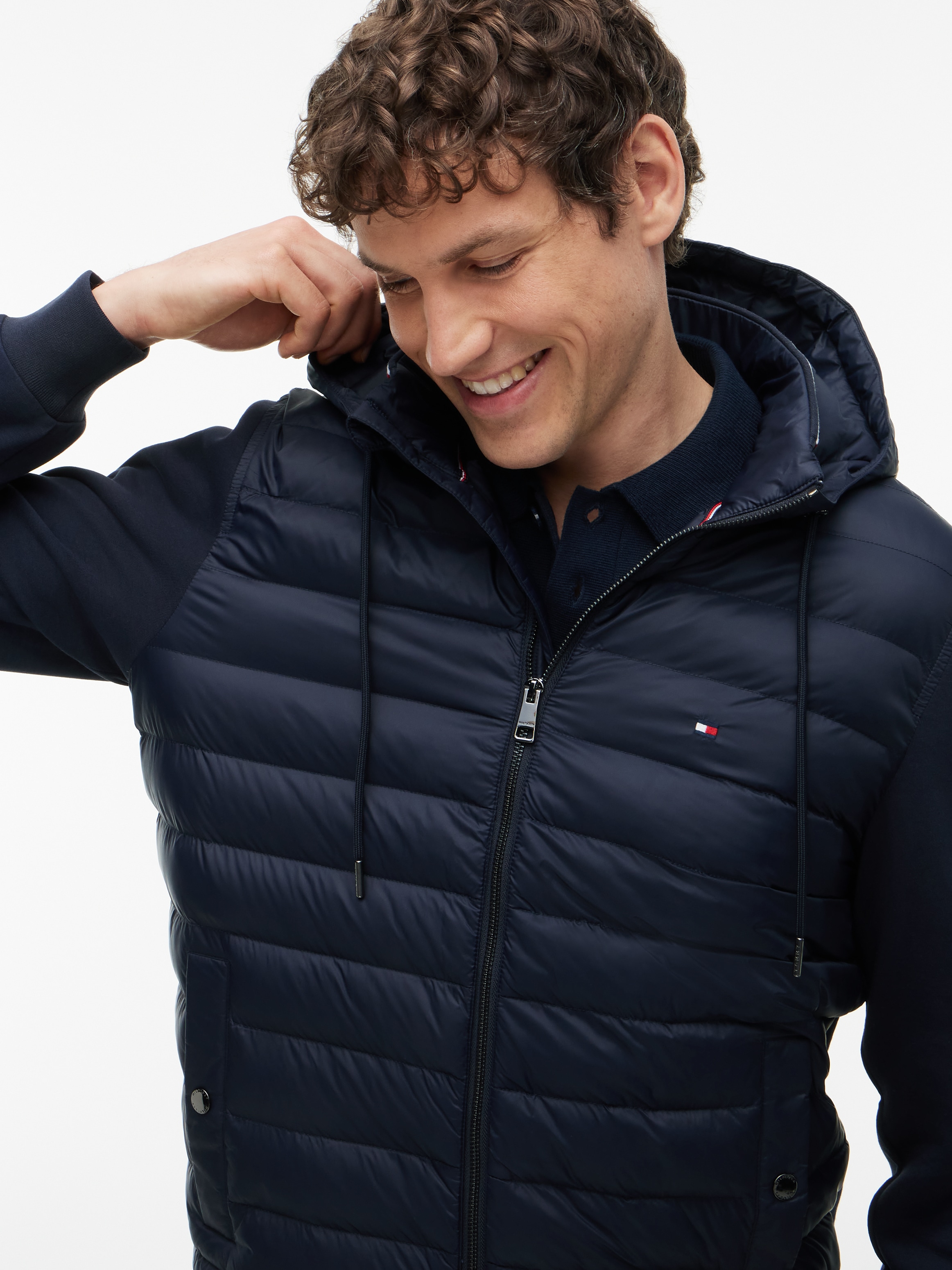 Tommy Hilfiger Steppjacke »MIX MEDIA RWB REGULAR HOODED« mit Kapuze Rückteil und Ärmel aus Sweatware, normale Passform
