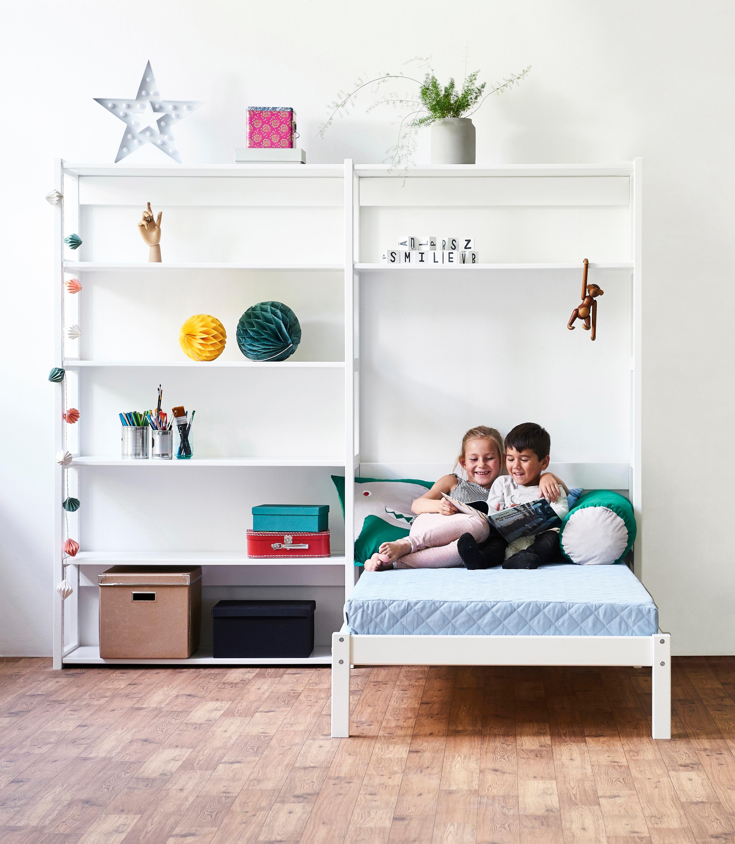 Hoppekids Jugendzimmer-Set »STOREY«, (Set, 16 tlg., Kinderbett, Rollrost, Schaummatratze, Regalsystem, 8 Einlegeböden)
