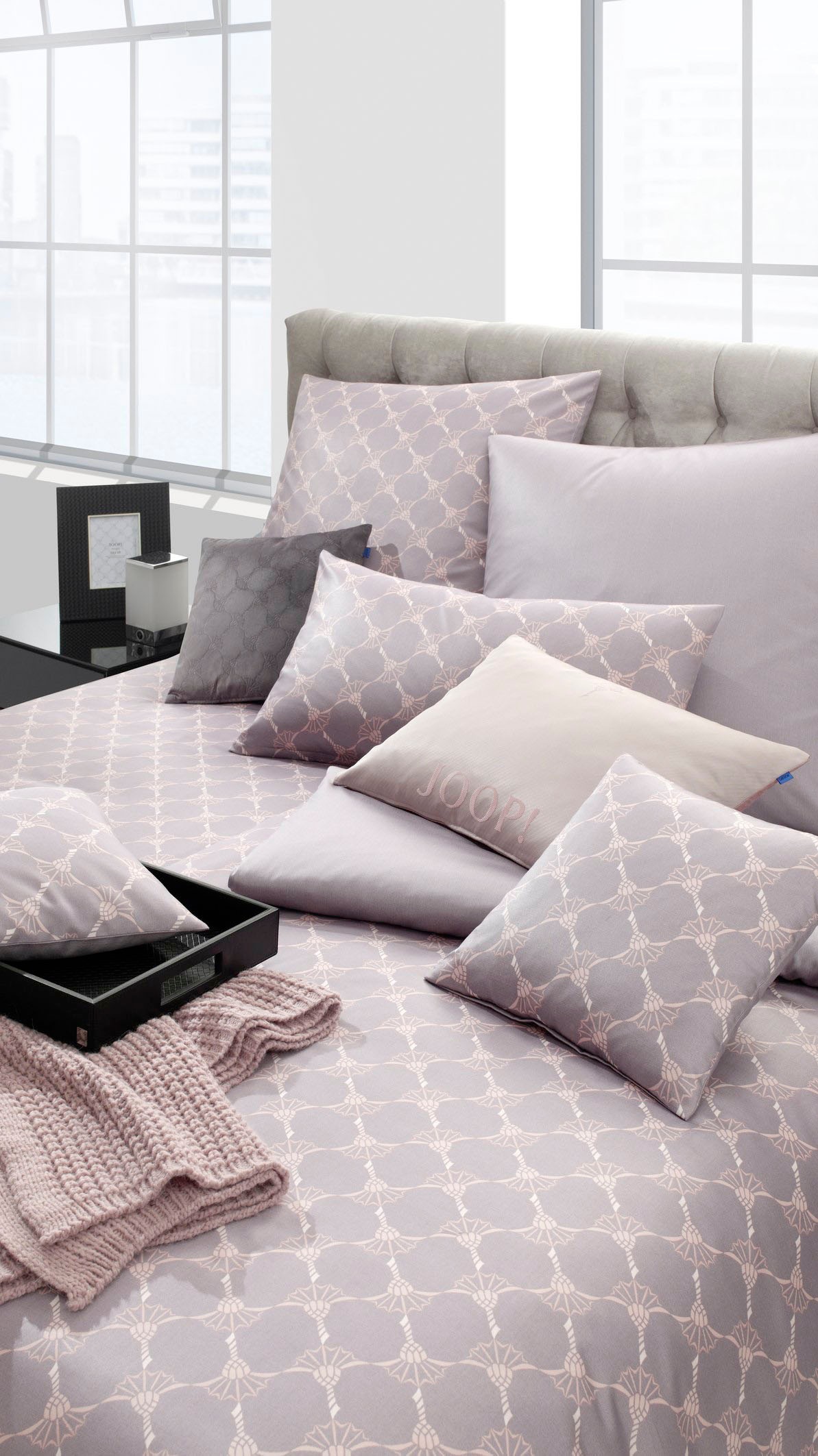 Joop! Wendebettwäsche »Cornflower Gradiant«, (2 tlg.), Marke Joop!, Qualität Mako-Satin gefertigt aus ägyptischer Baumwolle, atmungsaktiv, Flächengewicht 125 g/m², Bett- und Kopfkissenbezug mit Qualitäts-Reißverschluss, mit Kornblumen-Muster