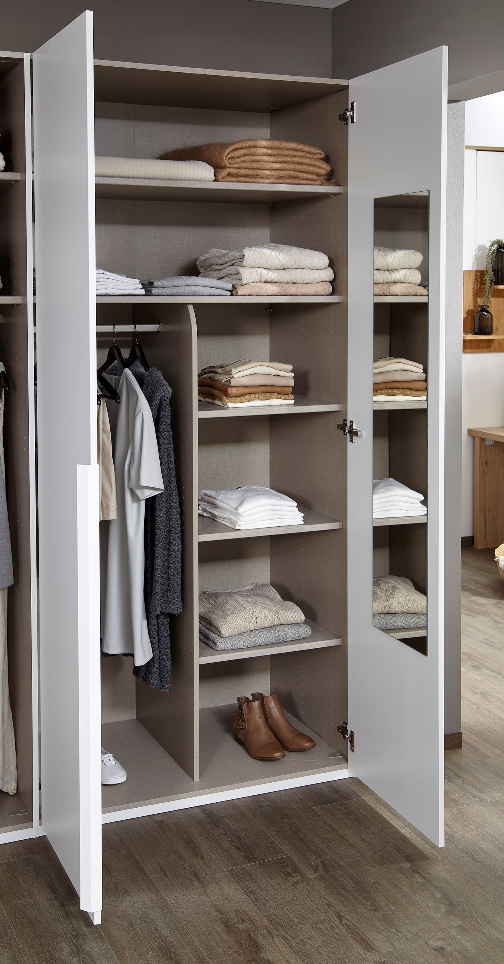 rauch Drehtürenschrank »Purisma«, mit Glasfront und umfangreicher Innenausstattung