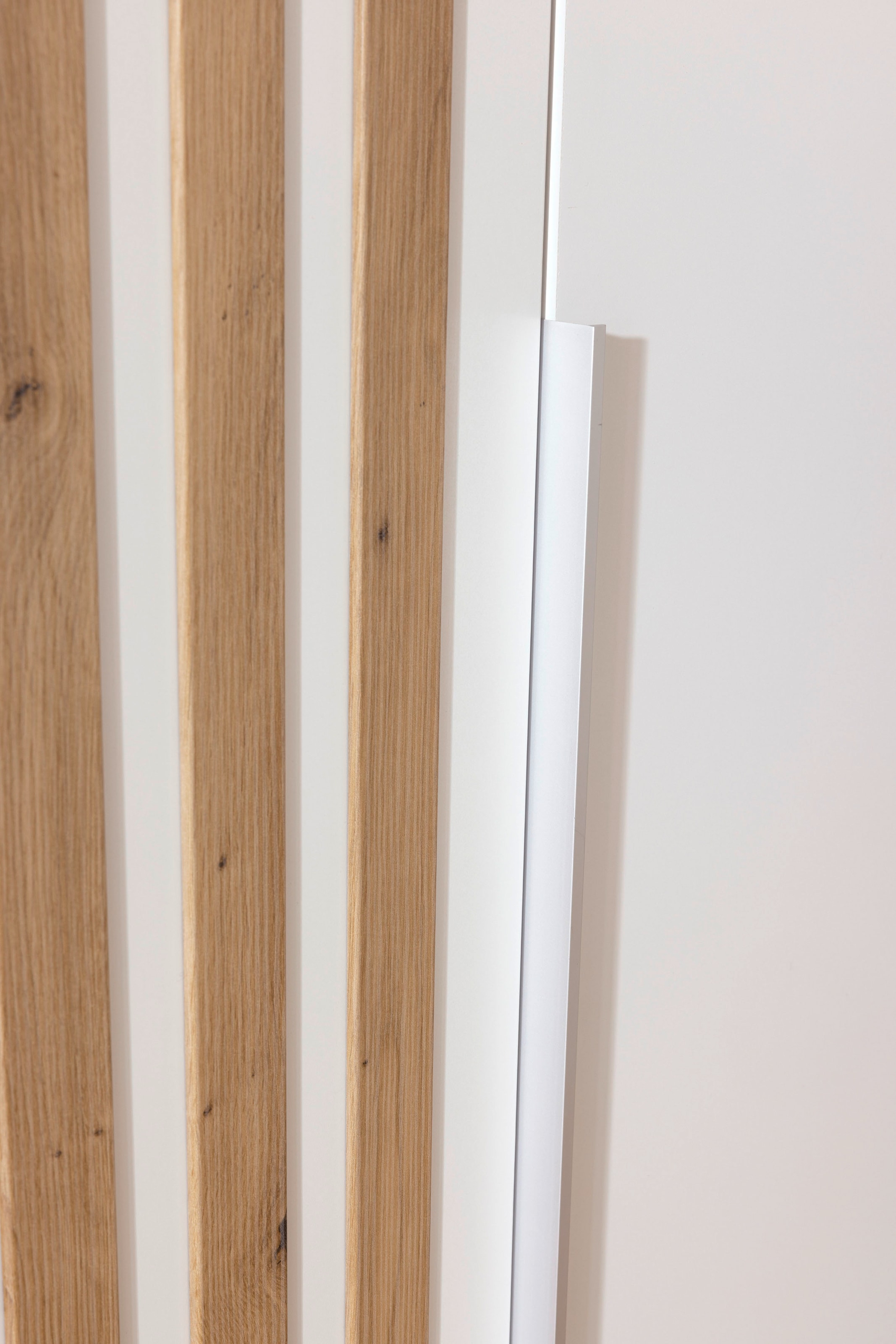 rauch Drehtürenschrank »Kleiderschrank Schrank Garderobe Wäscheschrank Schlafzimmer LAMELLA« Breiten 181/226/271 cm in 3 Ausstattungen BASIC/CLASSIC/PREMIUM,  elegante Lamellen-Auflage in 3D Akustikpaneel Optik MADE IN GERMANY