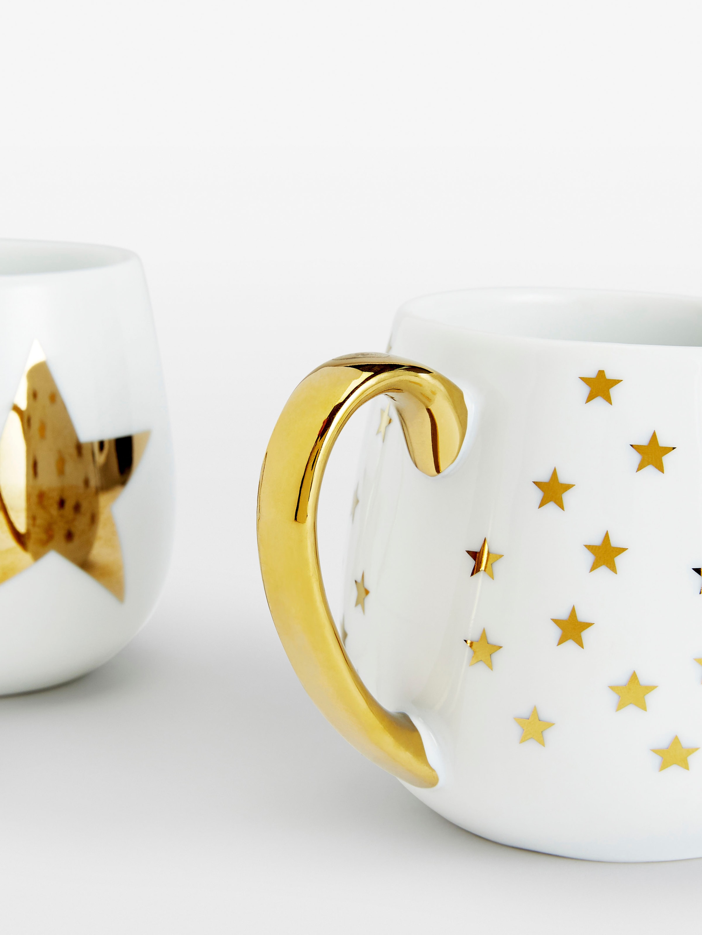 Retsch Arzberg Becher »GOLD STAR«, (Set, 4 tlg., 4 Trink-/Henkelbecher ca. 370ml für Kaffee, Tee, Kakao, Glühwein etc.), zwei verschiedenen goldenen Sterndekoren im Set sortiert, 4-teilig
