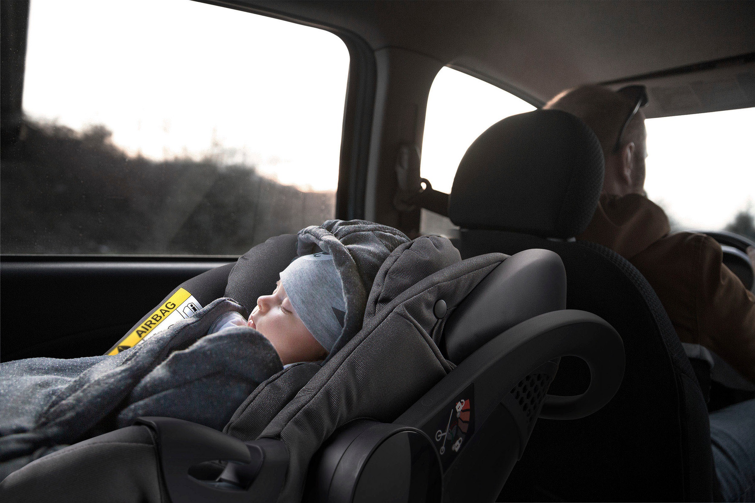 BabyGo Zwillings-Kombikinderwagen »Duo Ultra Set, grau«, inkl. 2 Babyschalen, 2 Isofix Base, Wickeltasche u. 2 Regenhauben