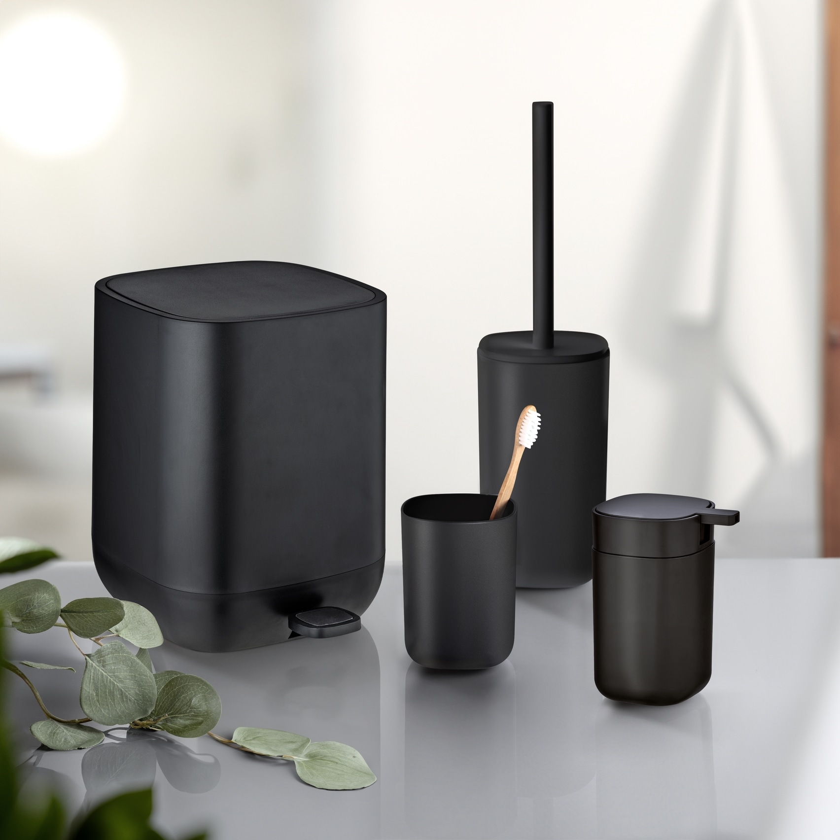 WENKO Badaccessoire-Set »Davos« Seifenspender, Zahnputzbecher, WC-Garnitur & Kosmetikeimer