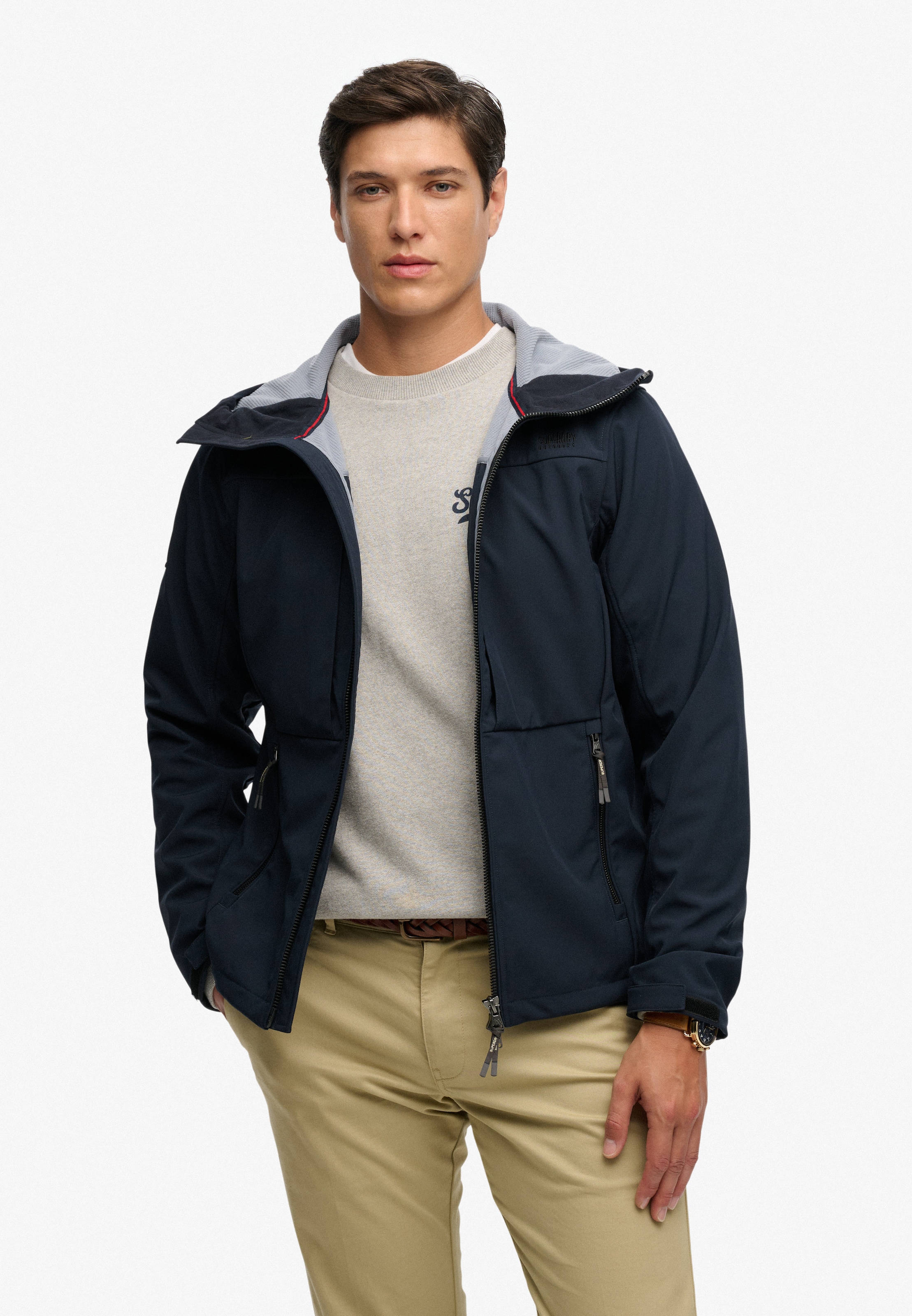 Superdry Outdoorjacke »HOODED SOFTSHELL TREKKER JKT« mit Kapuze mit Materialmix aus Polyester und Elasthan, Relaxed Fit