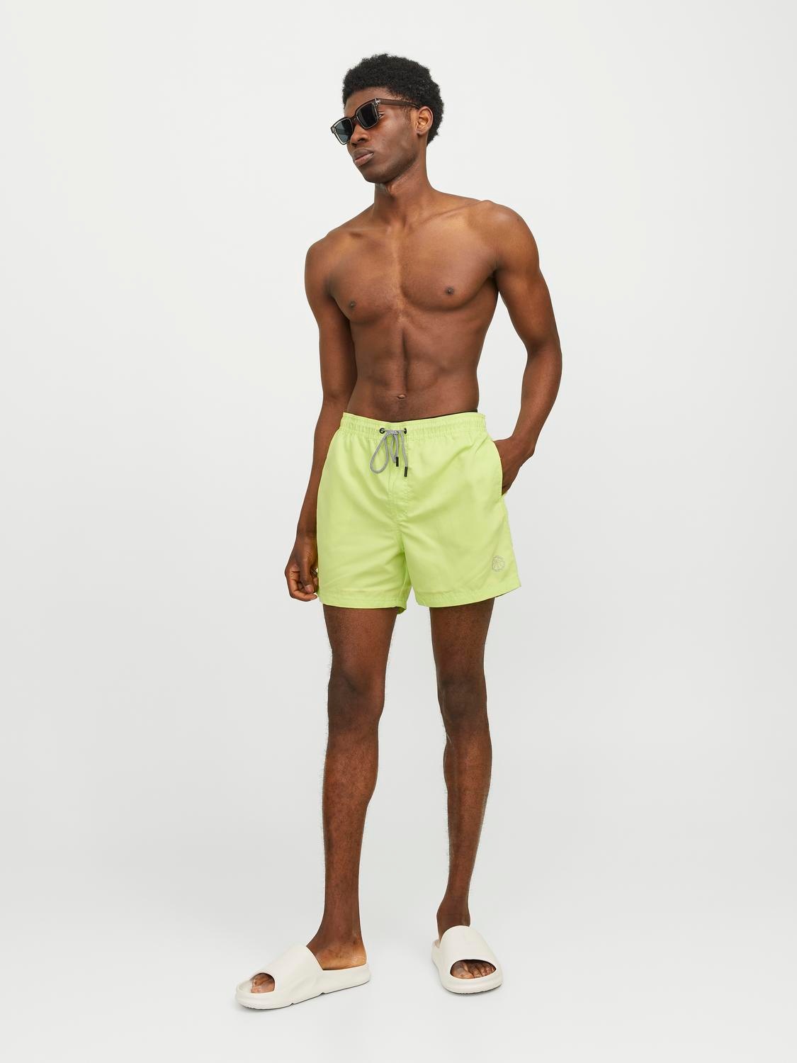 2. Bild von Jack & Jones Badeshorts »JPSTFIJI JJSWIM SOLID SN LY«, schmal geschnittene Schwimm-Shorts für den Strand aus recyceltem Garn