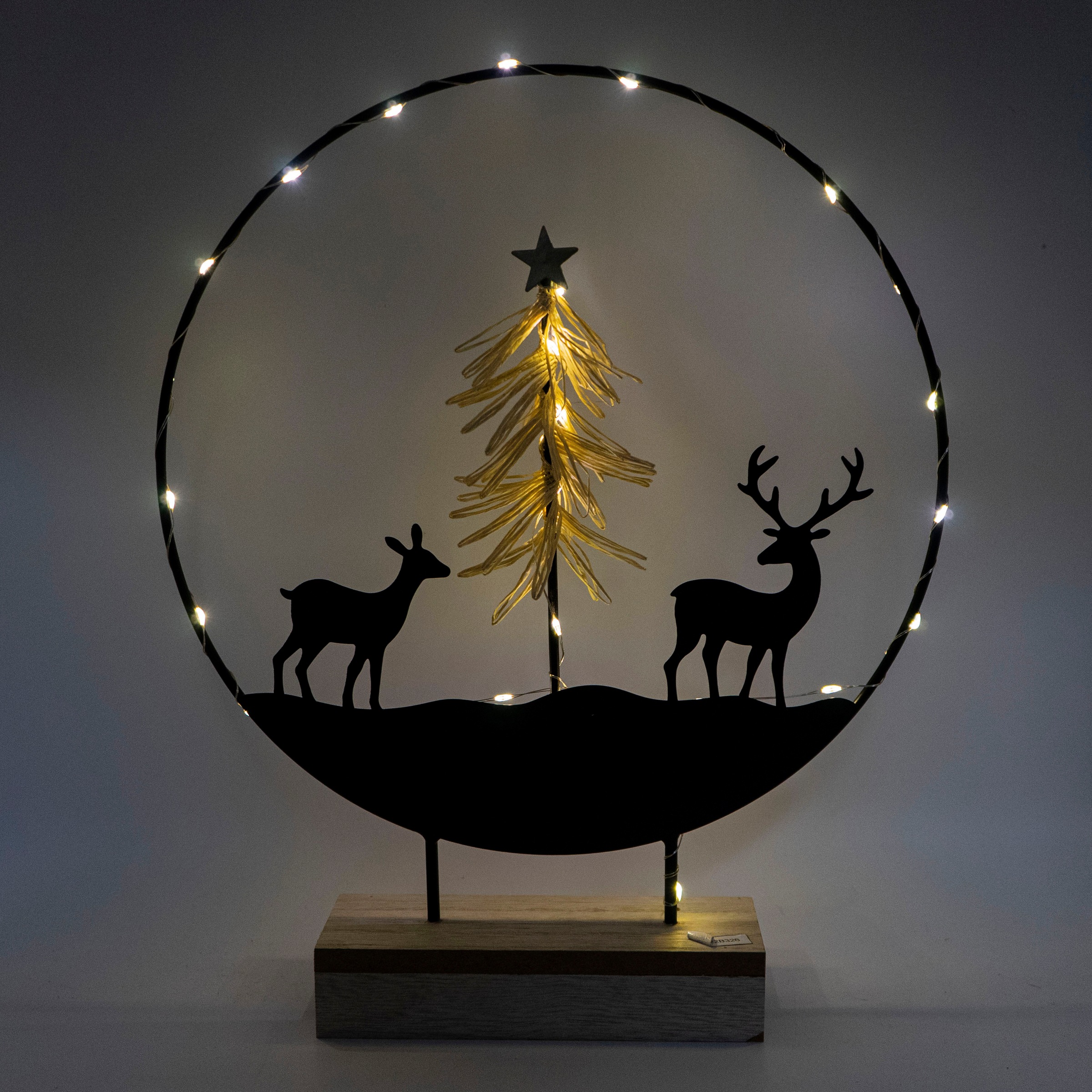 NOOR LIVING Dekolicht »LED Weihnachtsdeko auf Holzsockel, Höhe ca. 36,5 cm«, Dekoring mit Reh und Baum, Dekofigur, Batteriebetrieben