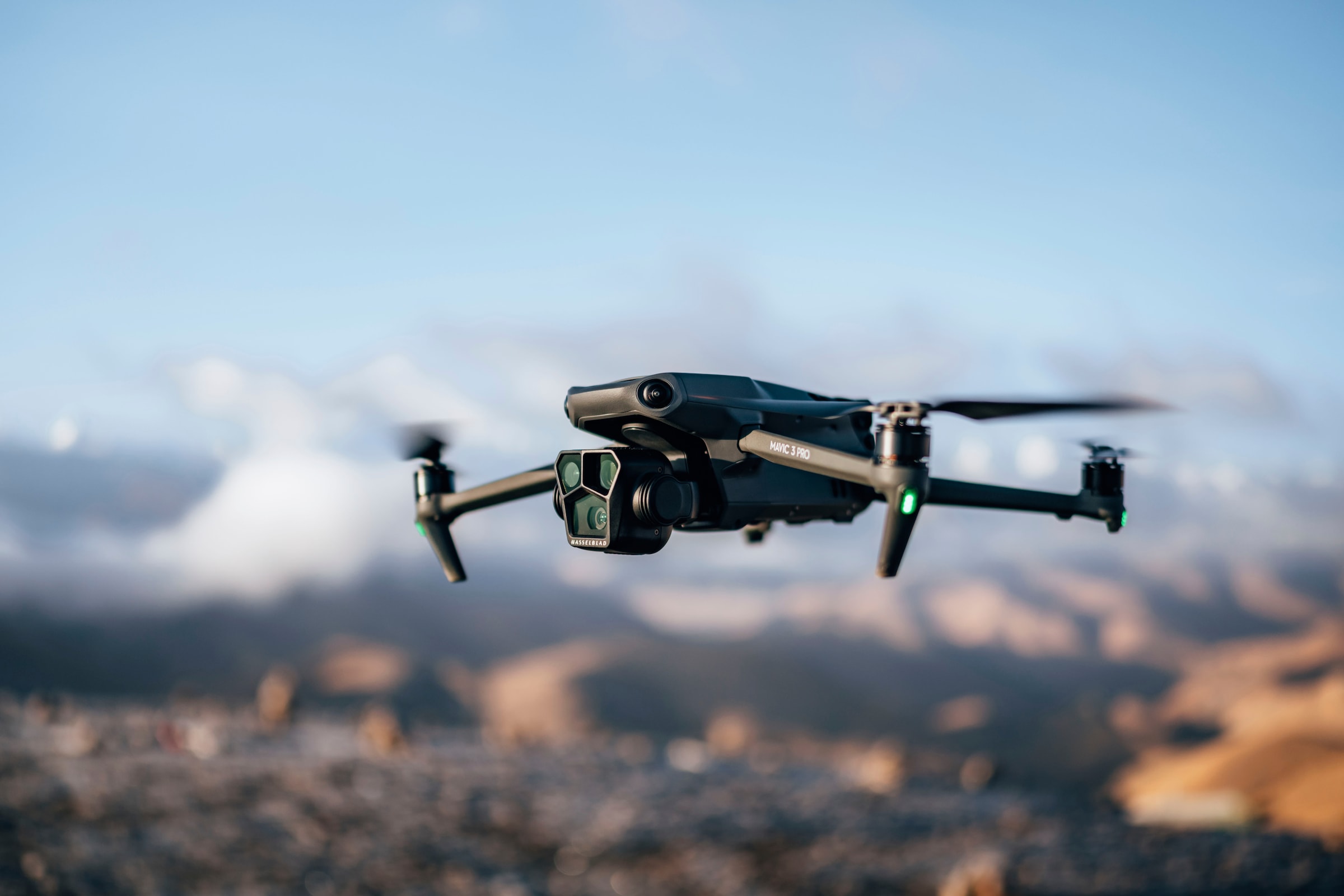 DJI Drohne »Mavic 3 Pro Fly More Combo (DJI RC)«, (DJI RC Fernsteuerung, 3 Akkus, Ladestation und Umhängetasche)