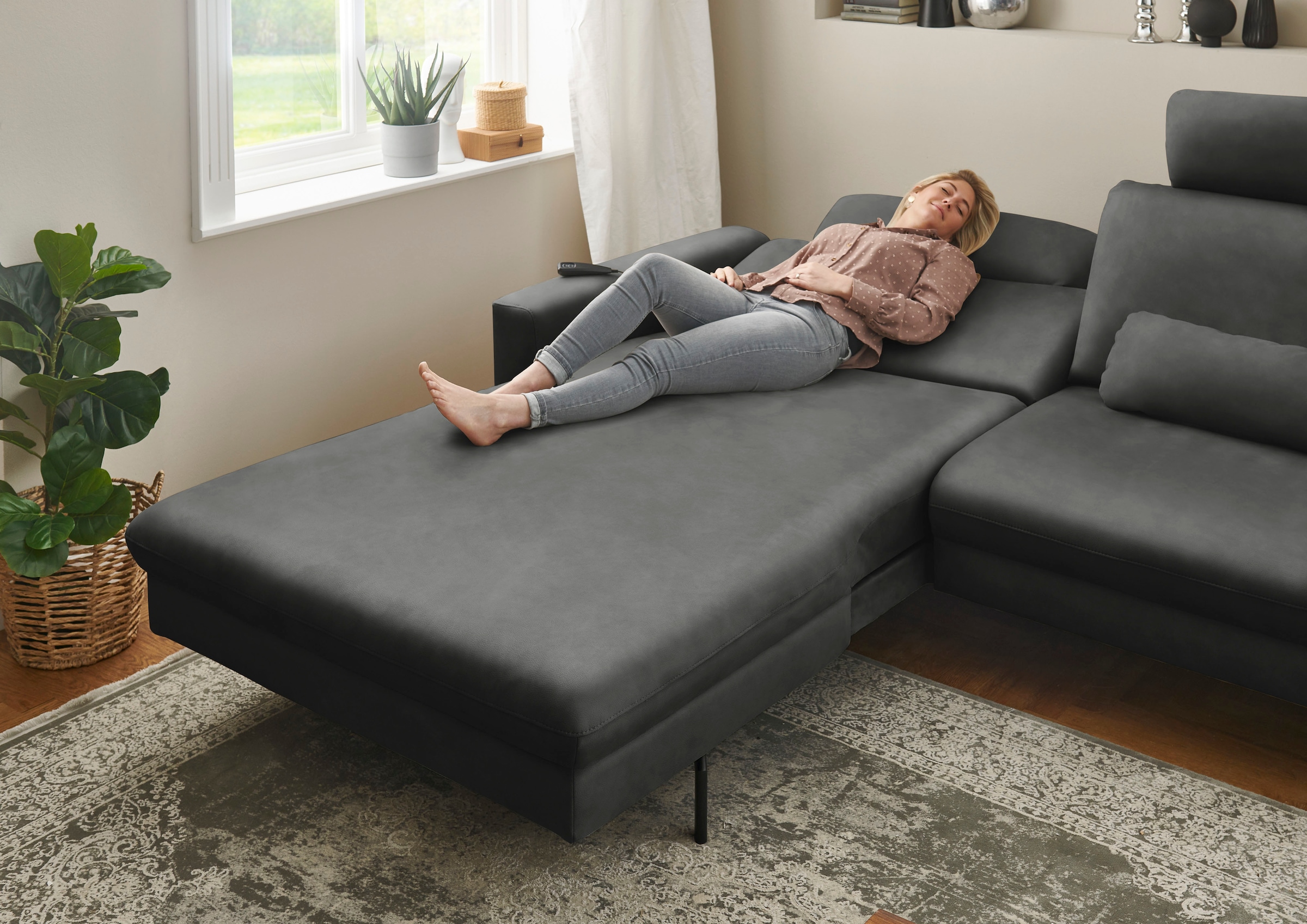 Die PlanBar Ecksofa »PN-EM20028 L-Form mit Kopfstützen«, wahlweise mit motorischem Canape