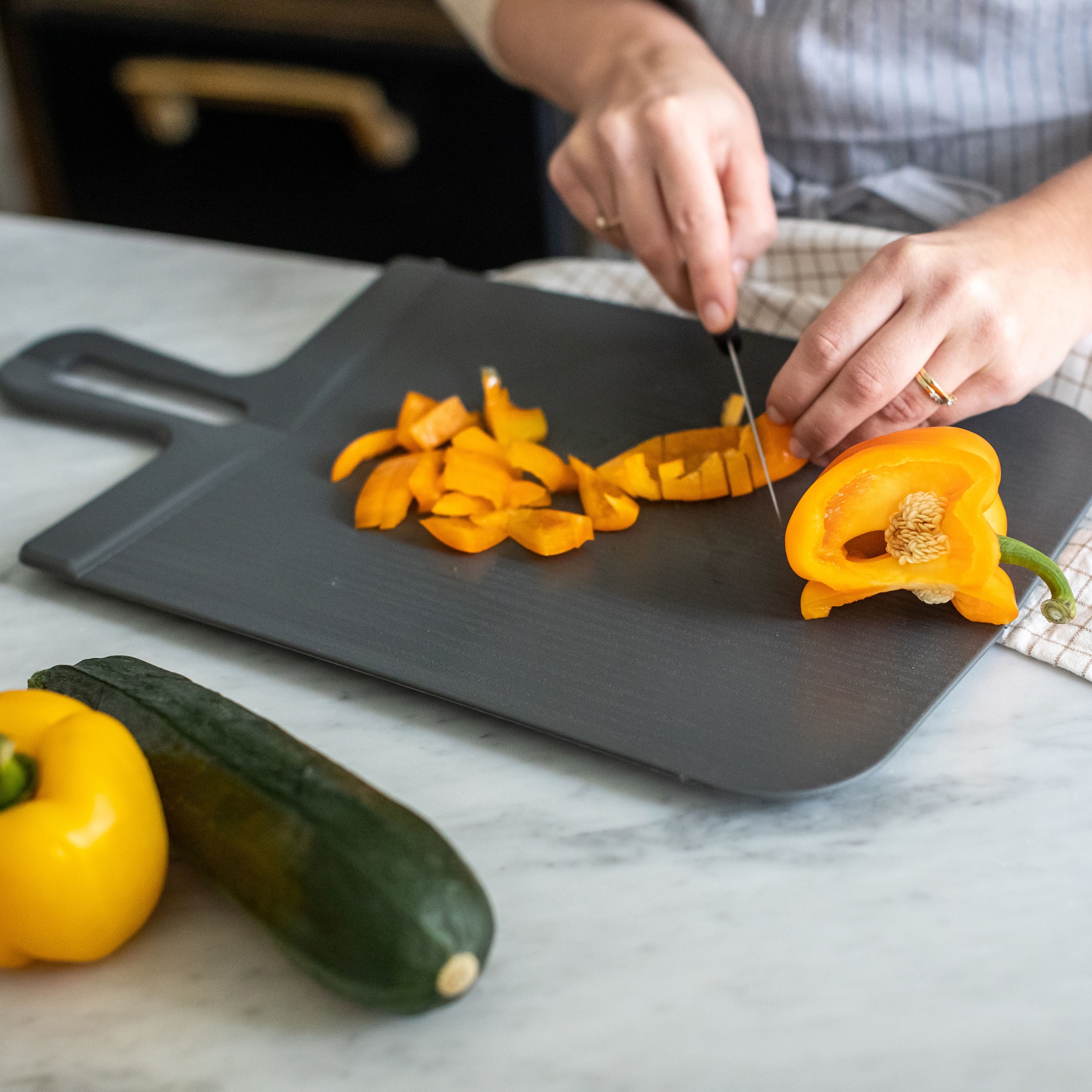 KOZIOL Schneidebrett »SNAP L« biozirkulärem Kunststoff,spülmaschinengeeignet,melaminfrei,recycelbar