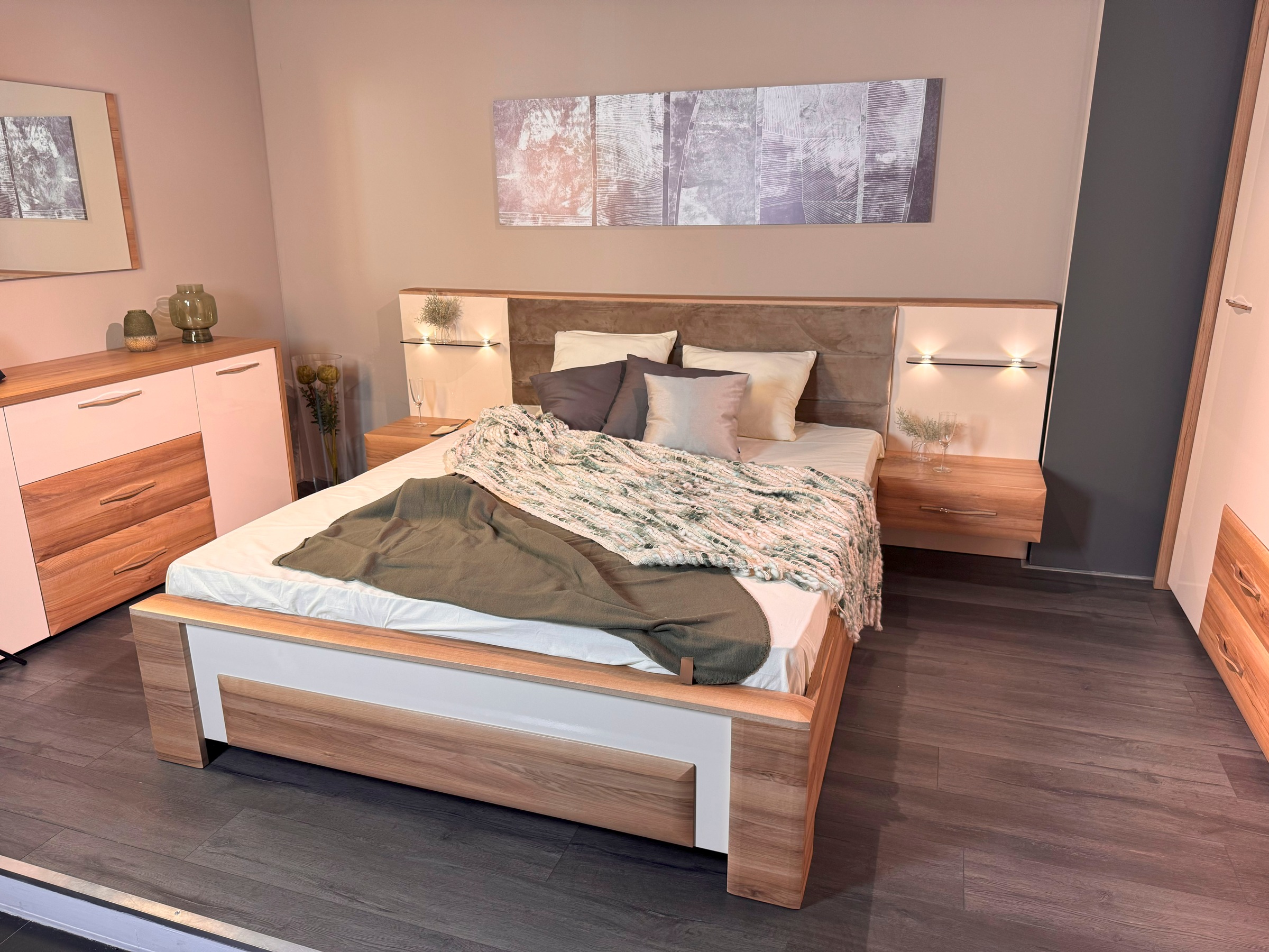 Home affaire Bettgestell »Gala, 160 oder 180x200cm Liegefläche, FSC-zertifiziert«, (optional passende Stauraumschubladen und Nachttische erhältlich), bequem gepolstertes Kopfteil, bezogen mit Samtvelours