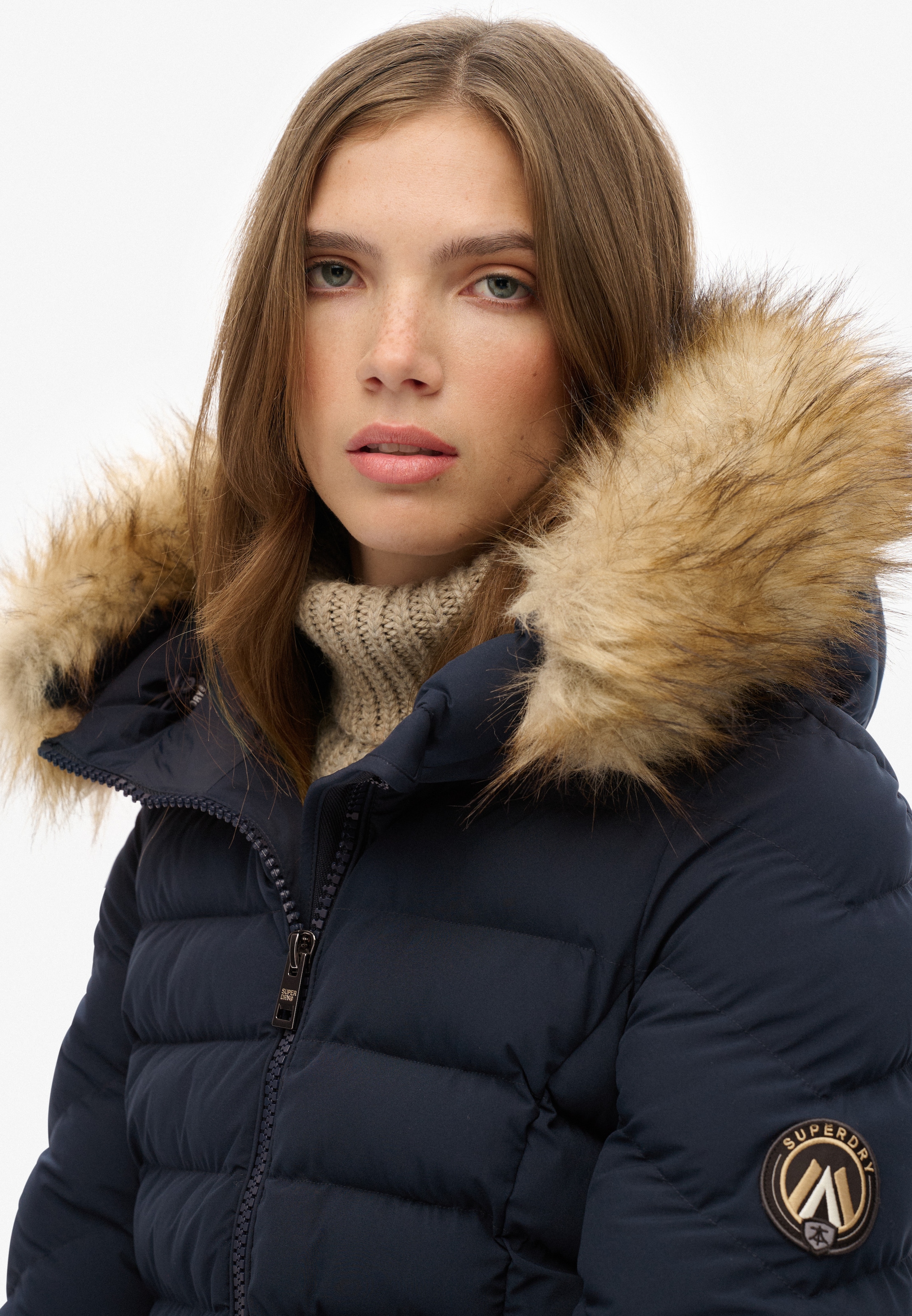 Superdry Steppjacke »FUJI FAUX FUR HOOD PADDED JKT« mit Kapuze mit Markenlabel, Slim Fit, hochschließender Kragen, aus Webmaterial