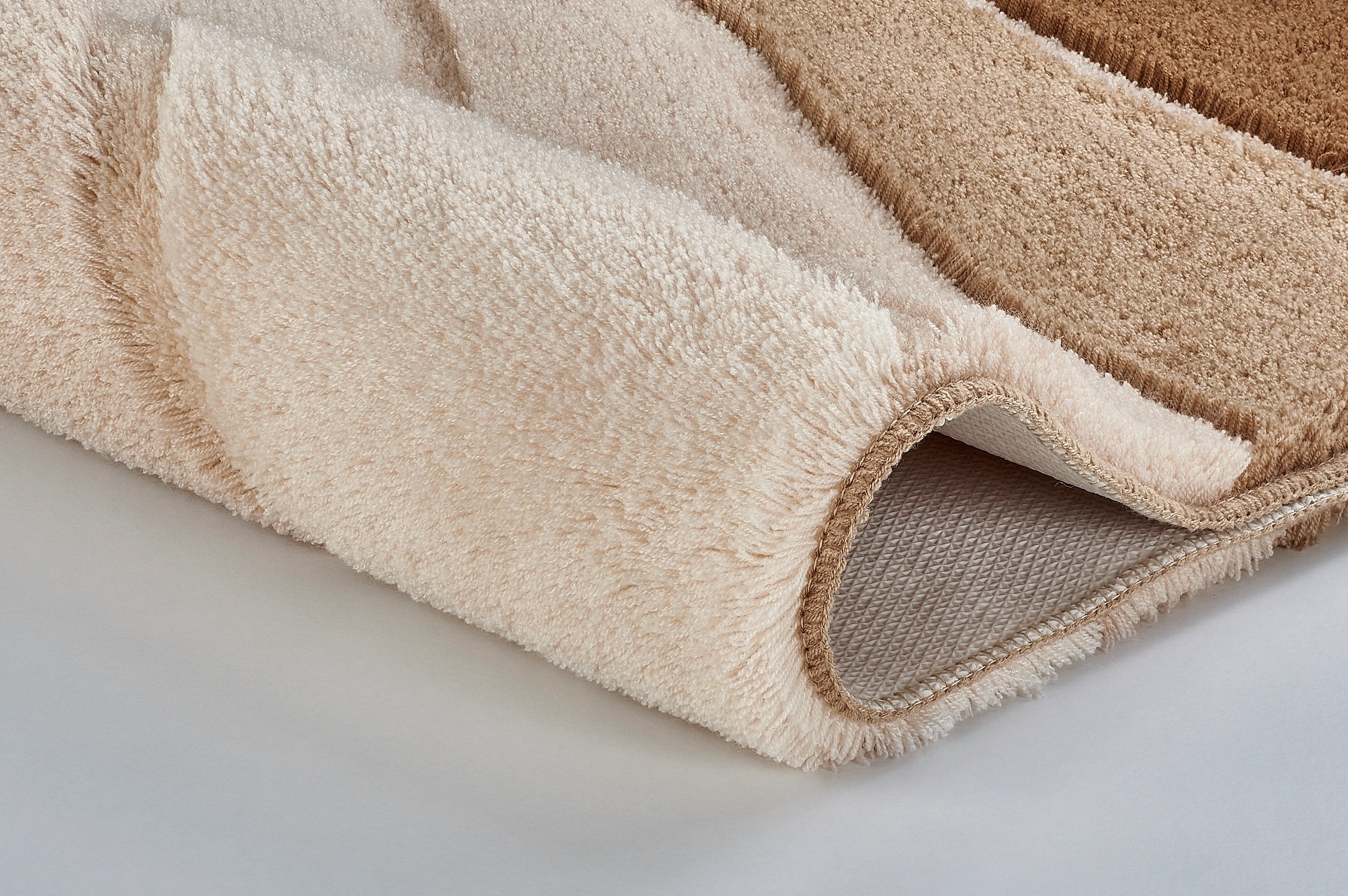 Kleine Wolke Badematte »Ocean, Badvorleger, Badezimmer Teppich« Höhe 21 mm rutschhemmend beschichtet fußbodenheizungsgeeignet Badteppich, Wellen Design, mit Farbverlauf, Hoch-Tief Effekt, waschbar