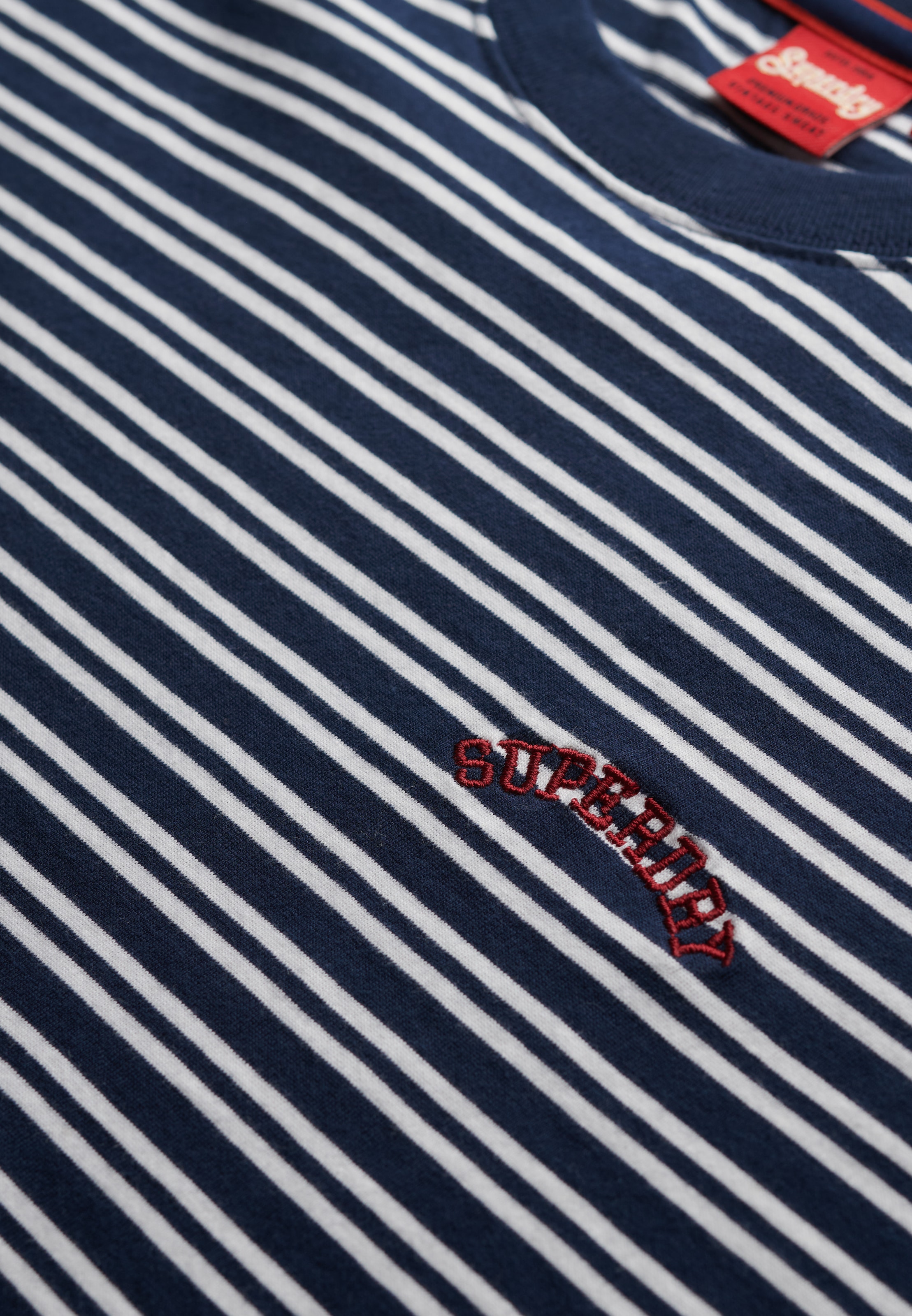 Superdry T-Shirt »ESSENTIAL LOGO STR FITTED TEE«, angenehmes Tragegefühl durch besonders weiche Haptik