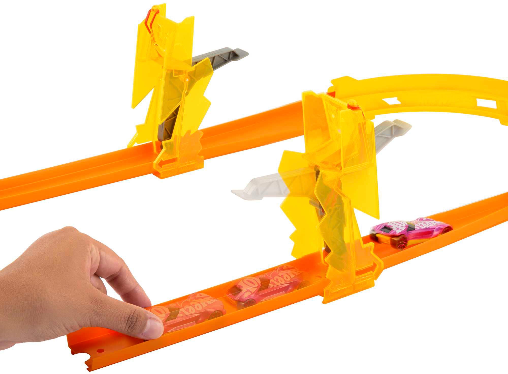 Hot Wheels Autorennbahn »TrackTrack-Builder im Blitzdesign«, inklusive Spielzeugauto