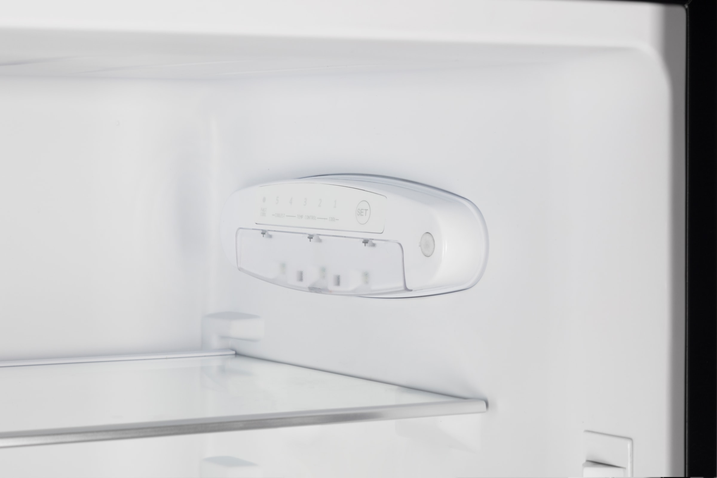Amica Kühl-/Gefrierkombination »AKG 3840 E« 144 cm hoch 48 cm breit Stilvoll außen, smart innen – einfach entspannt kühlen