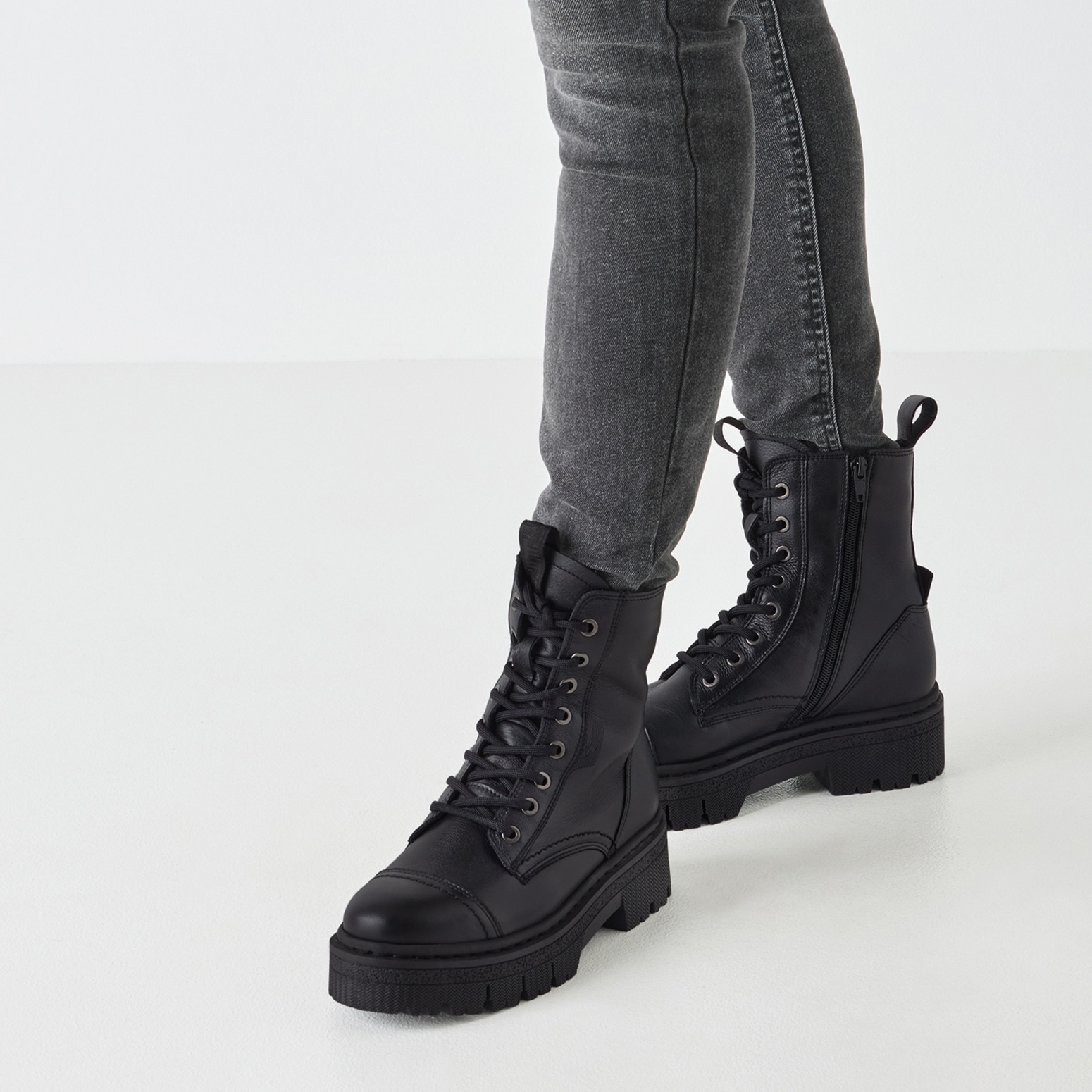 Tamaris Schnürstiefelette, Blockabsatz, Plateau, Schnürboots mit T-Prägung am Label