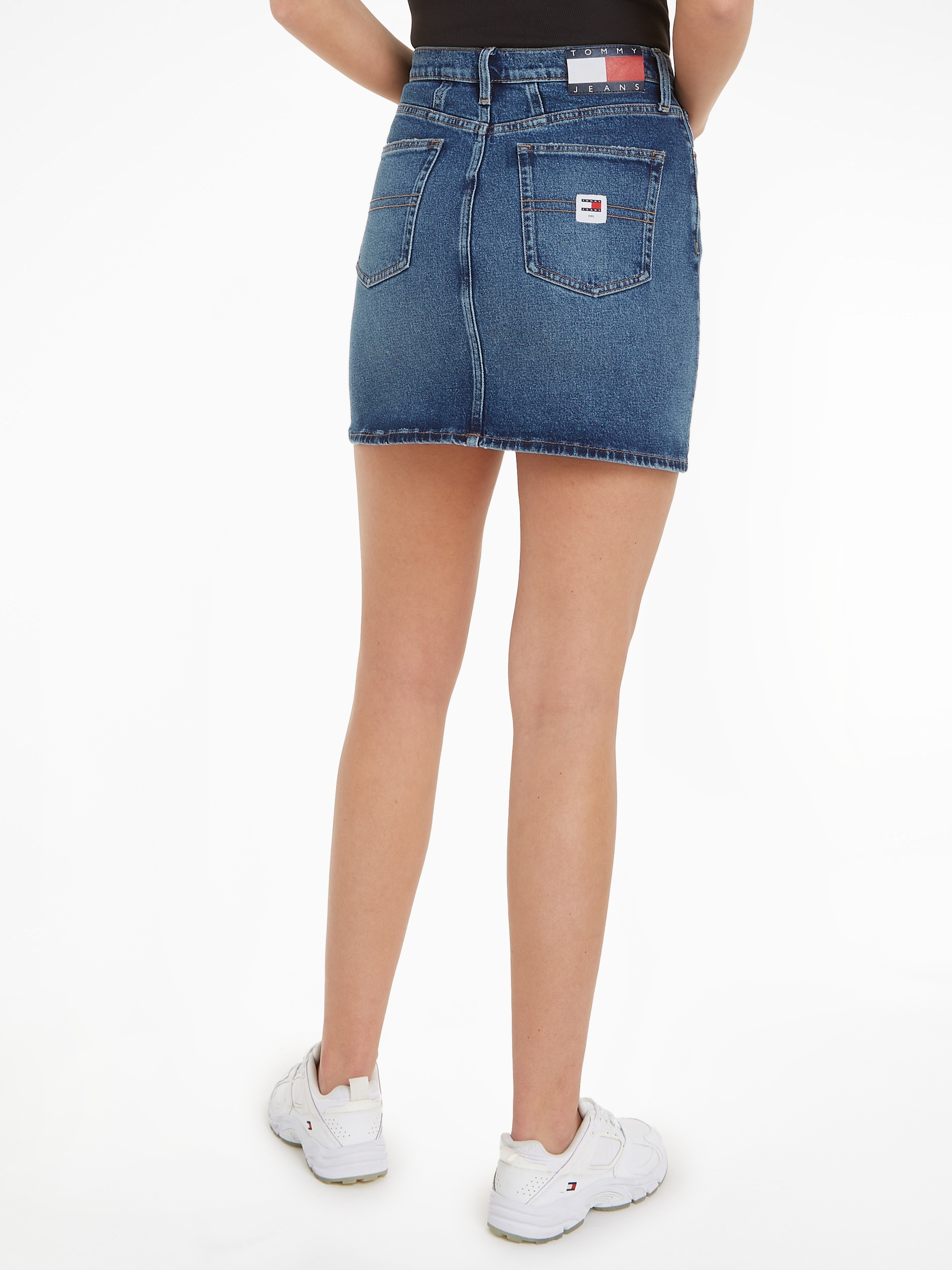 Tommy Jeans Jeansrock »MOM UH SKIRT AH6158«, Webrock mit Logopatch