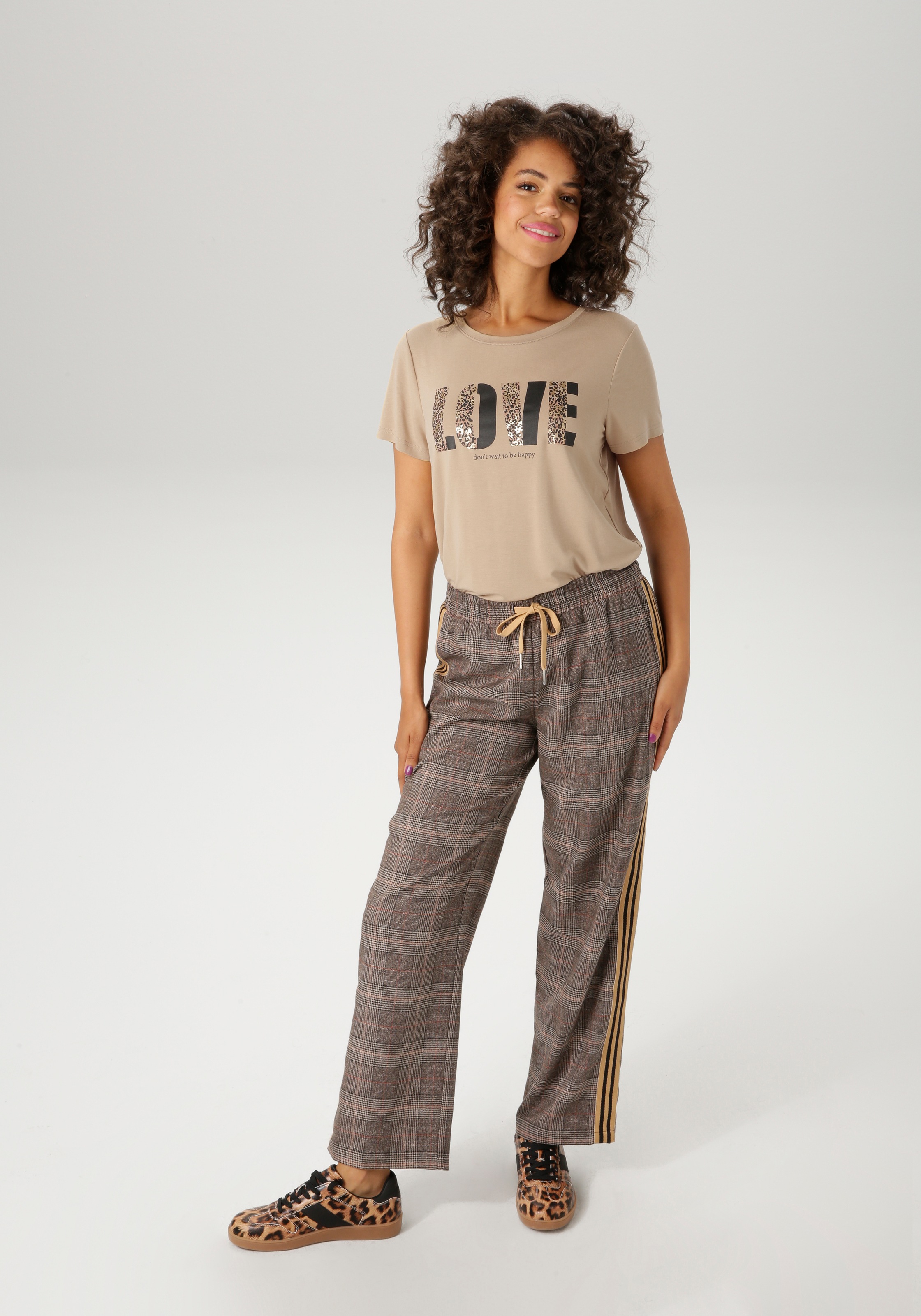 Aniston CASUAL T-Shirt, mit Folienprint verzierter "LOVE"-Schriftzug - NEUE KOLLEKTION