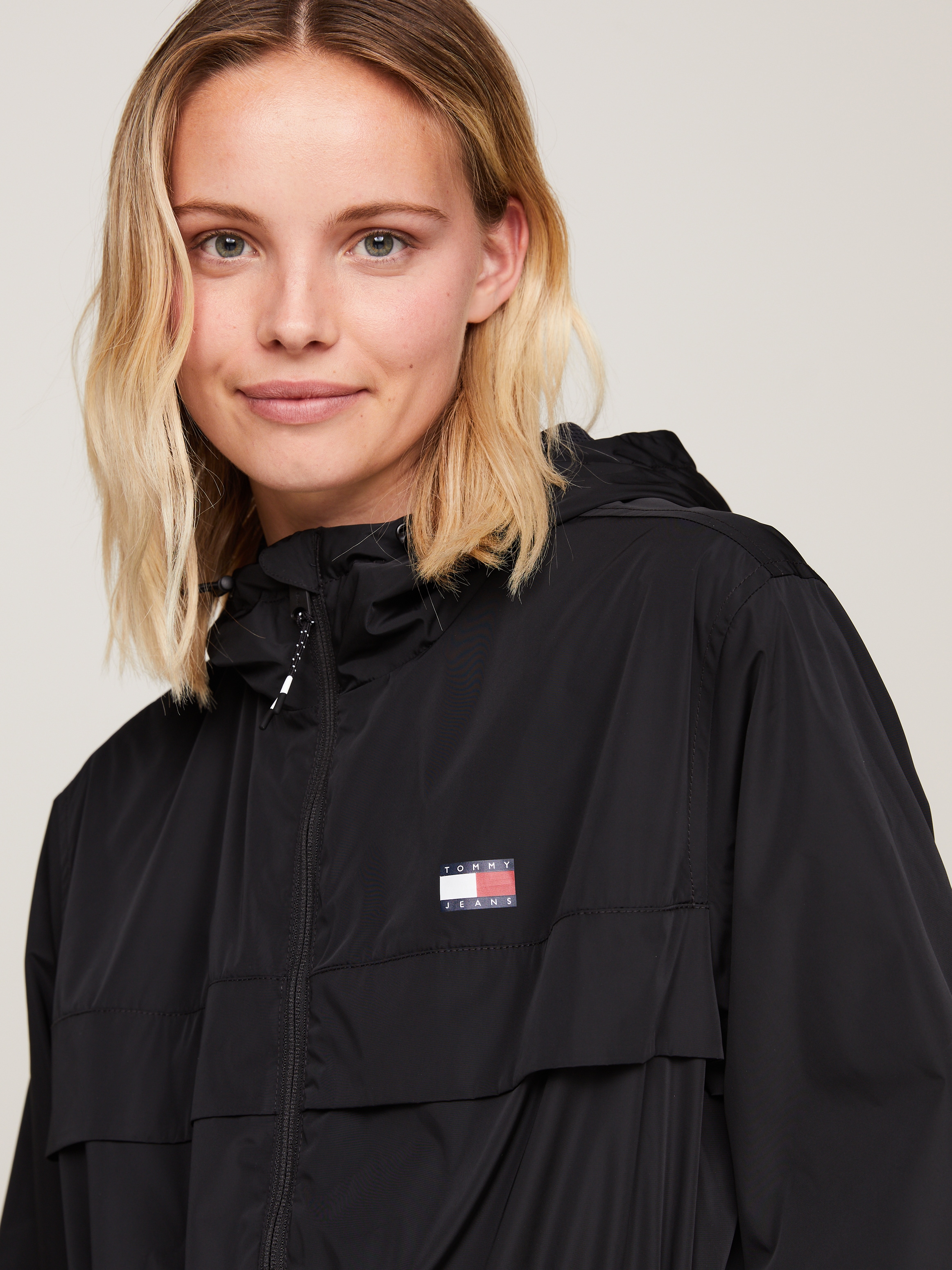 Tommy Jeans Windbreaker »TJW CHICAGO WAISTED COAT EXT«, mit Kapuze, mit Tommy Jeans Markenlabel