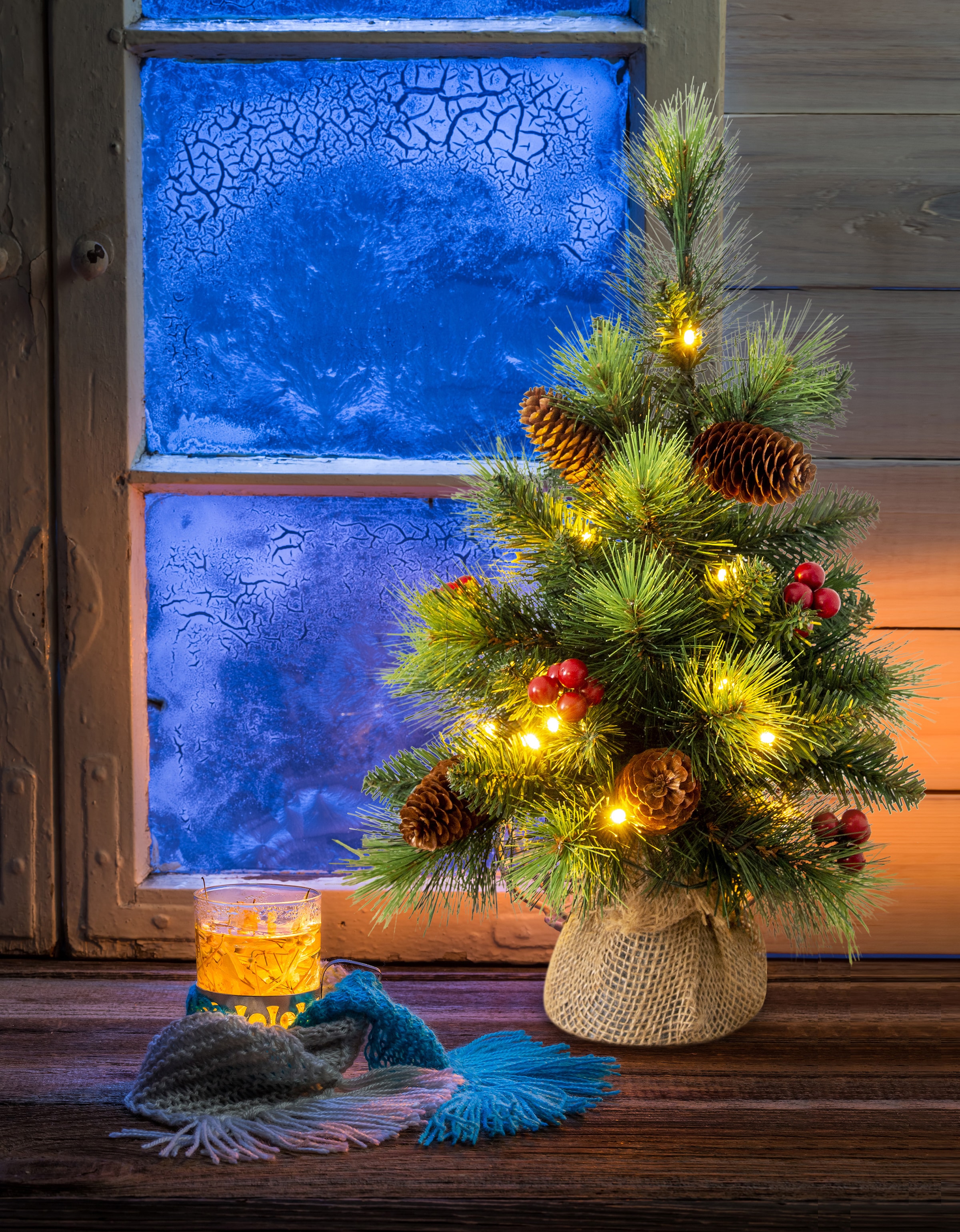 näve LED-Leuchtzweig »LED-Weihnachtsbaum mit Beeren und Tannenzapfen, H.45cm, Weihnachtsdeko«, Timer