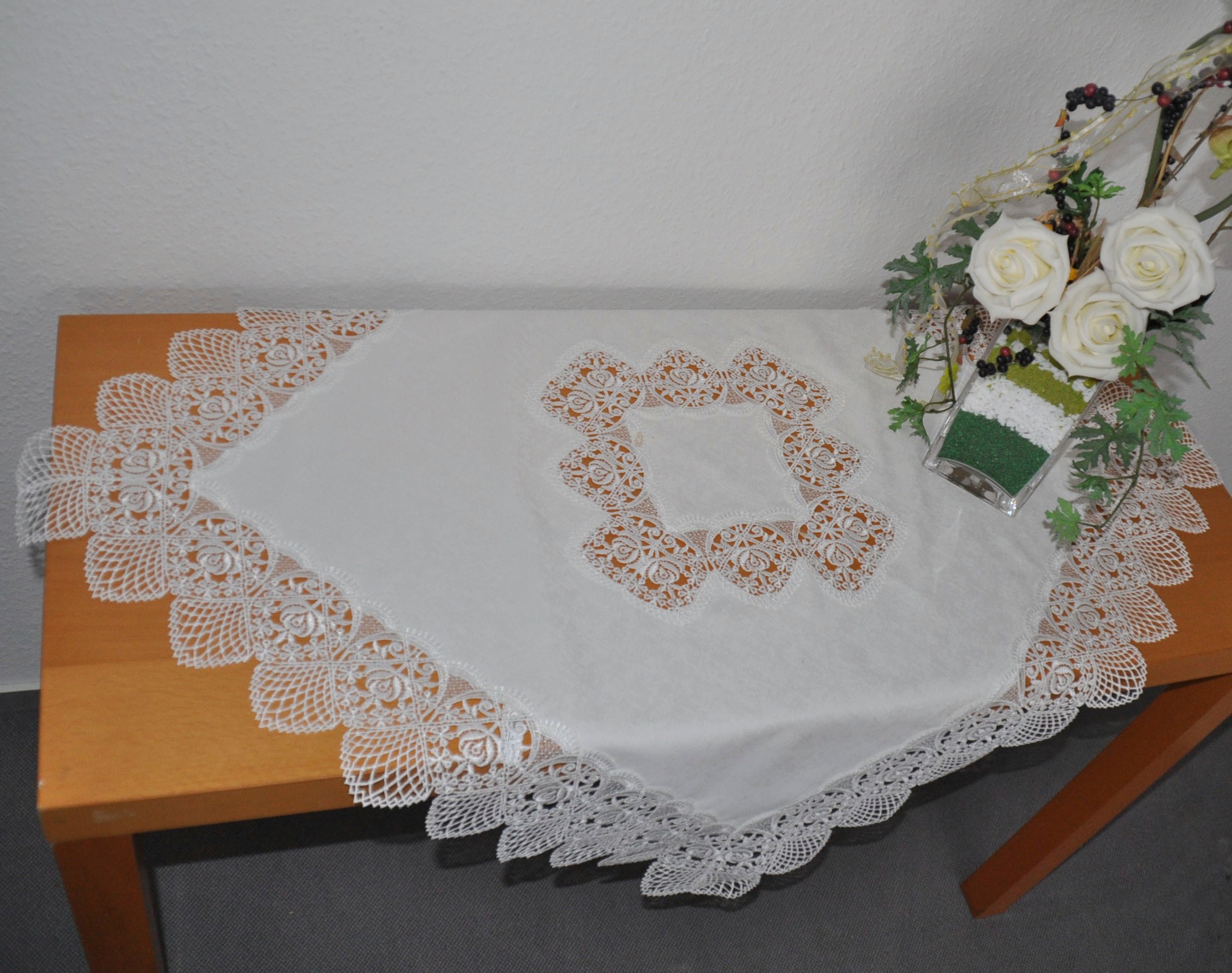 Stickereien Plauen Mitteldecke »Tischdecke Rosenzauber«, Plauener Spitze, Made in Germany