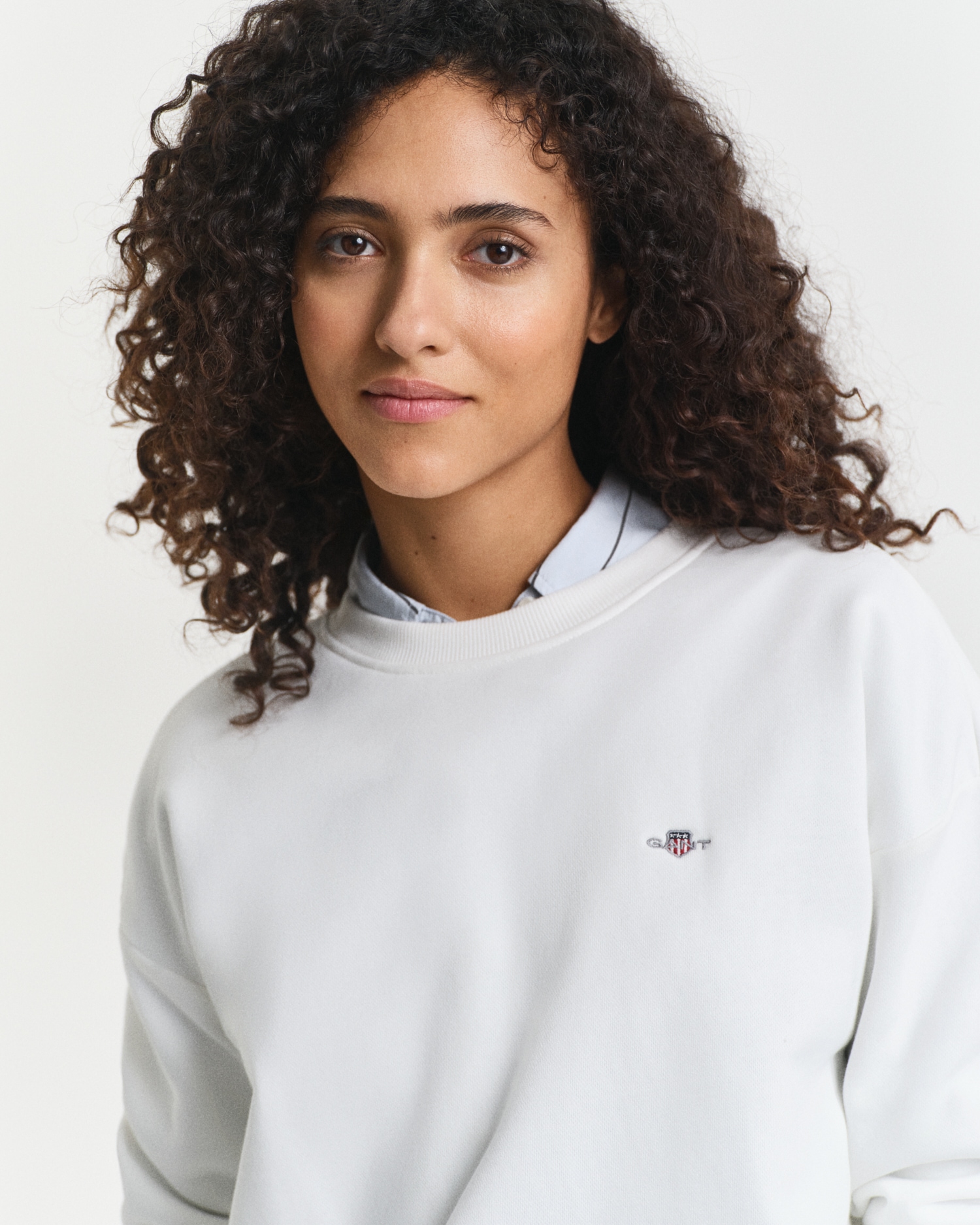 Gant Sweatshirt »SHIELD C-NECK SWEAT«, Grafische GANT-Stickerei auf der Brust
