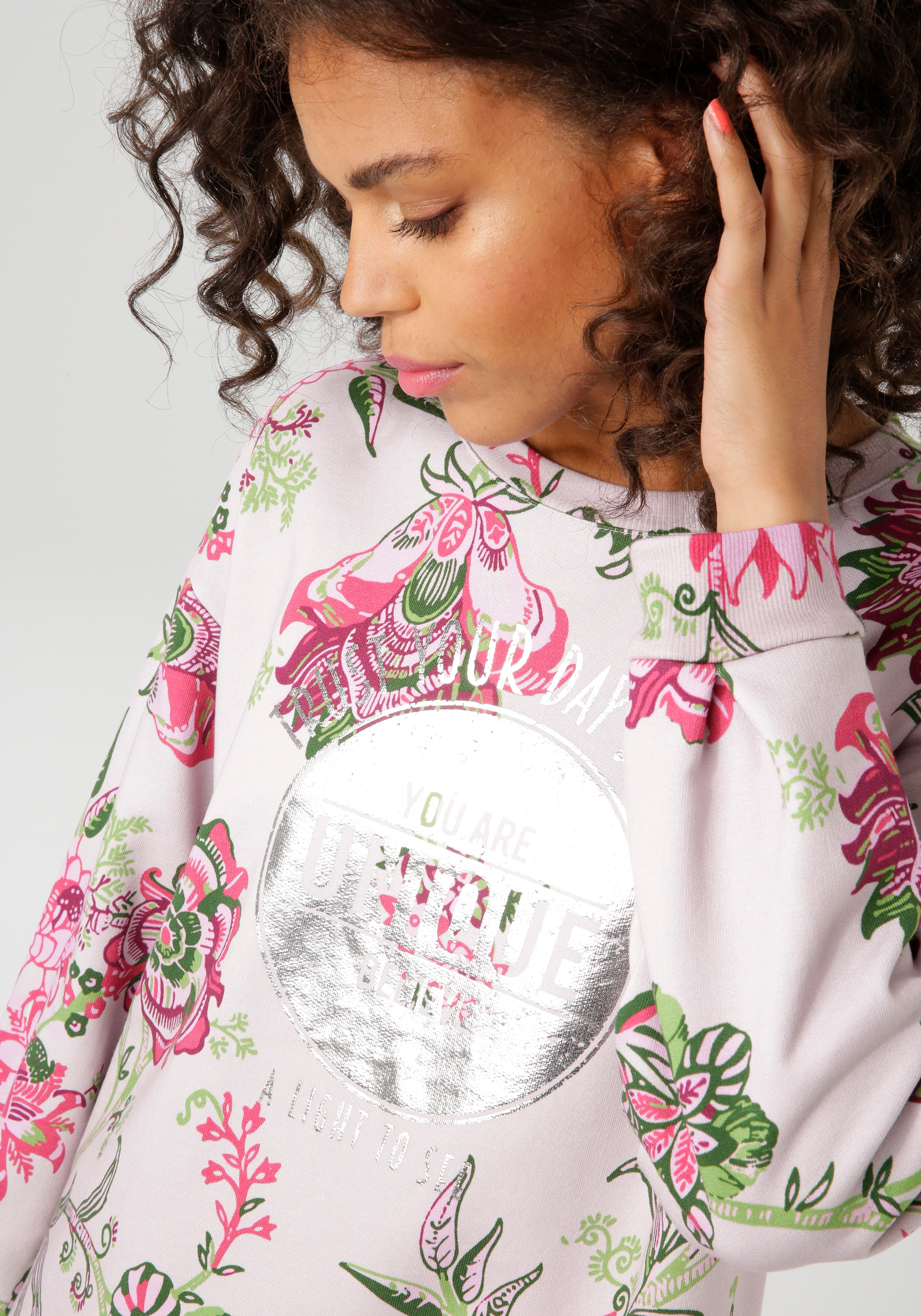 Aniston CASUAL Sweatshirt, im extravaganten Blumendruck mit Folienprint