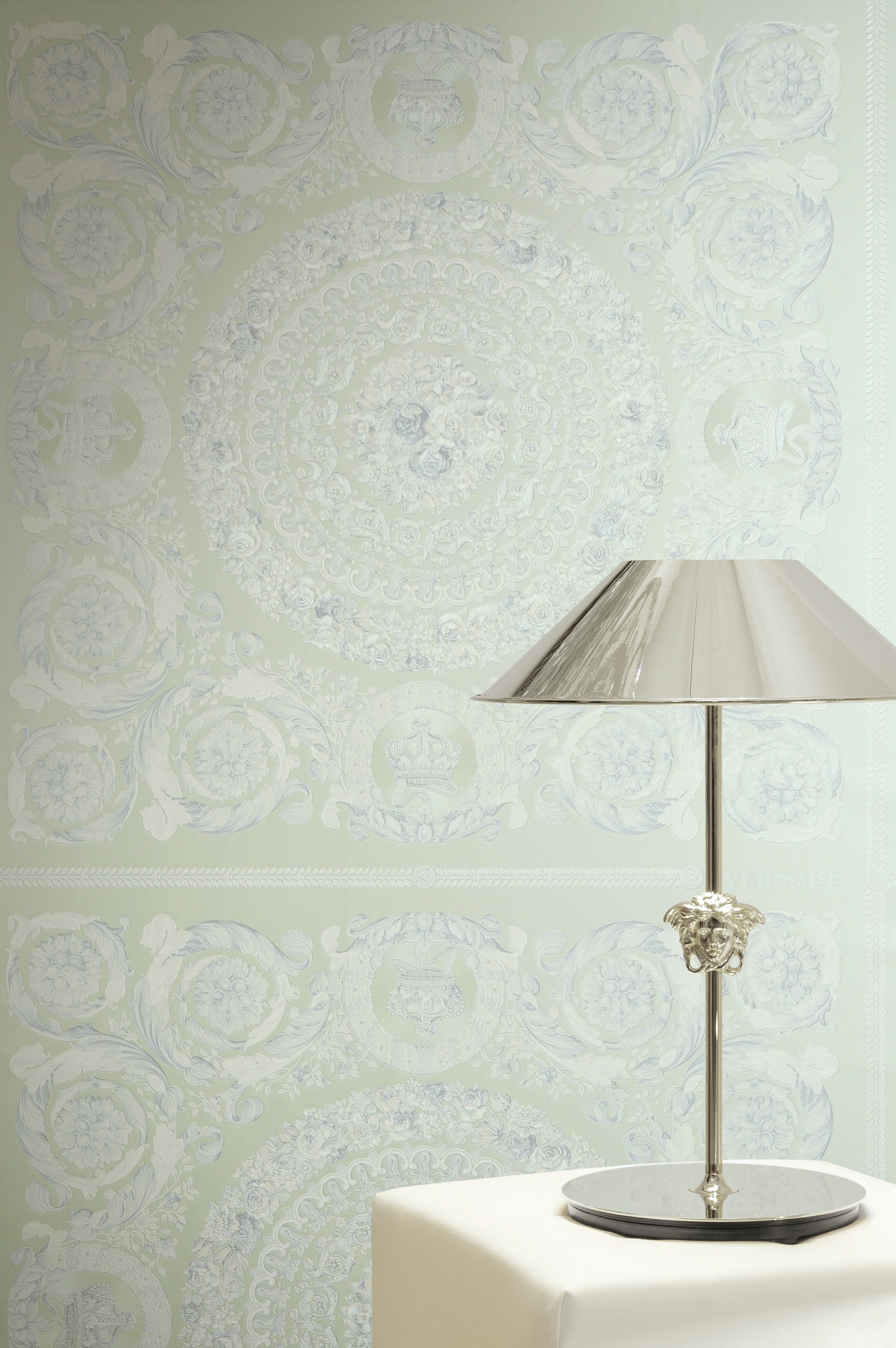 Versace Vliestapete »Versace 6 Heritage –« 3D-Optik | Barock | Motiv geprägt Opulentes Medaillon-Design mit Glanz & fein strukturierter Oberfläche