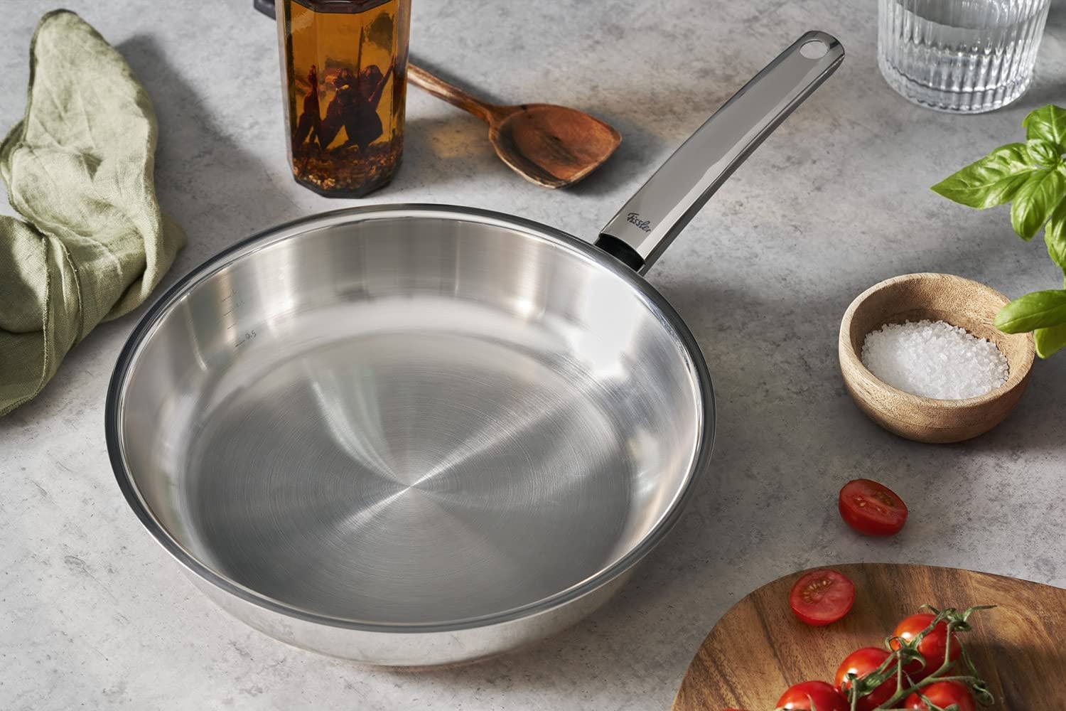 Fissler Bratpfanne »Steelux Pro«, Edelstahl 18/10, (1 tlg.), cookstar® Allherdboden, Schüttrand, Mess-Skala. Made in Germany