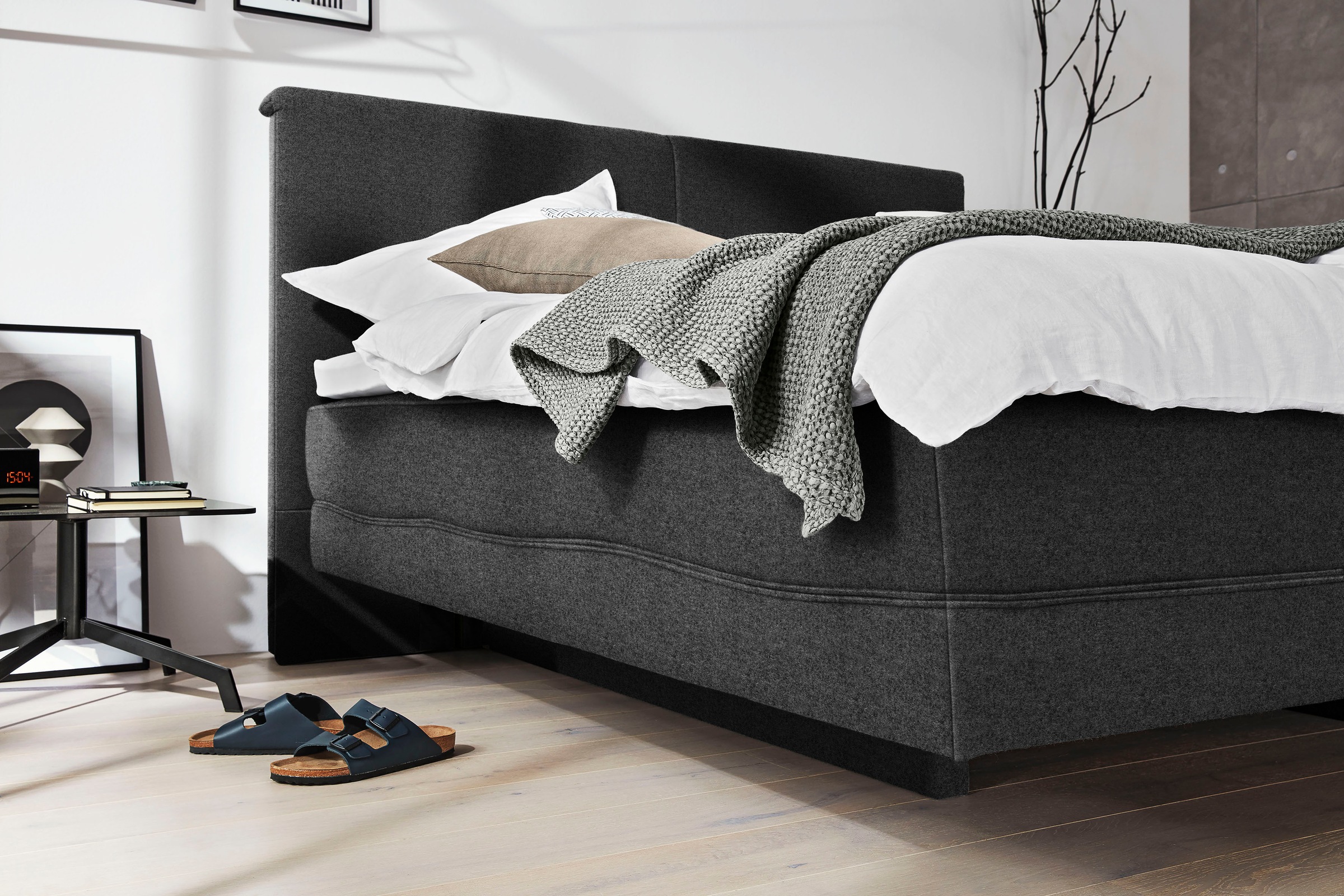 Birkenstock Boxspringbett »Arran«, in Schwebeoptik, mit glattem Kopfteil, Kopfteilhöhe 124 cm