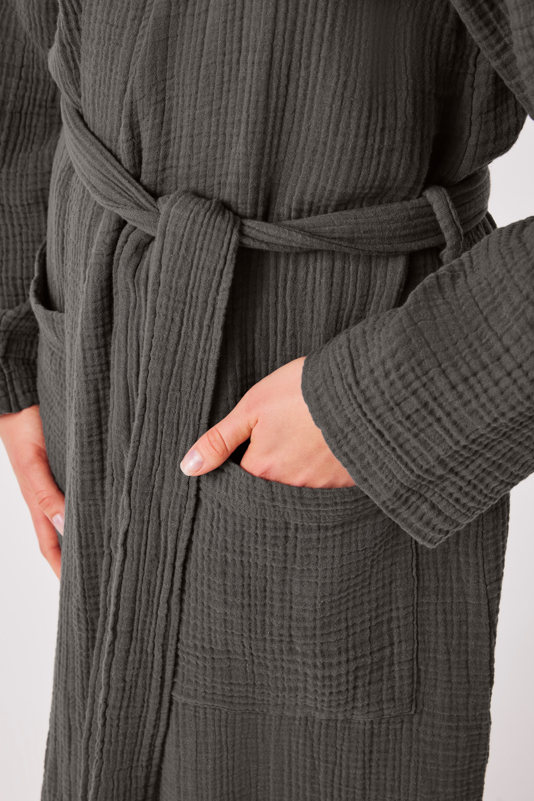 OTTO home Bademantel »Juna Musselin, ideal für Sauna & Spa, Hotelbademantel, Morgenmantel« 1 Stk. modern, leichte Qualität, 100% Baumwolle