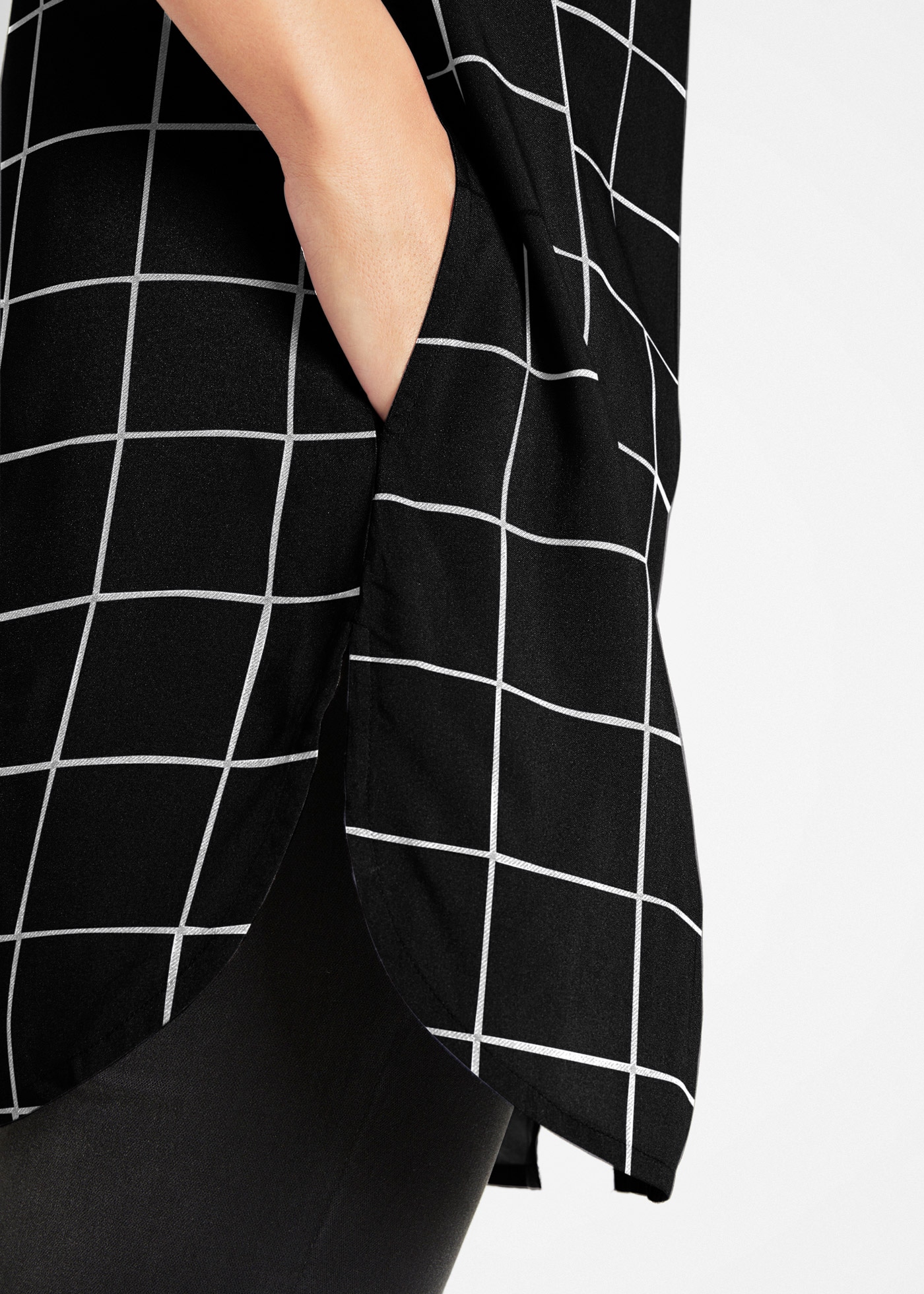 bonprix Longbluse »Karierte Longbluse mit Taschen« figurumspielende Passform, mit Karomuster, aus Viskose