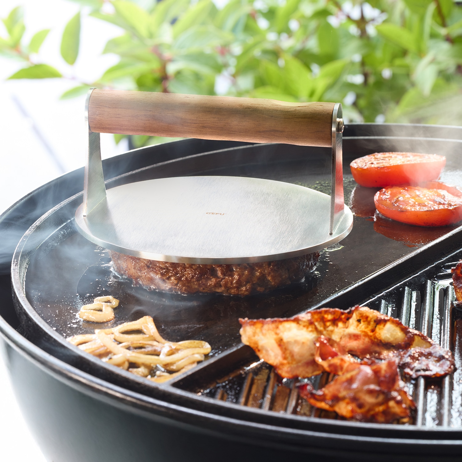 GEFU Burgerpresse »Smash-Burgerpresse BBQ mit rutschfestem Walnussholzgriff« glatte Antihaft-Oberfläche, optimale Hitzeverteilung, Ø ca. 16 cm