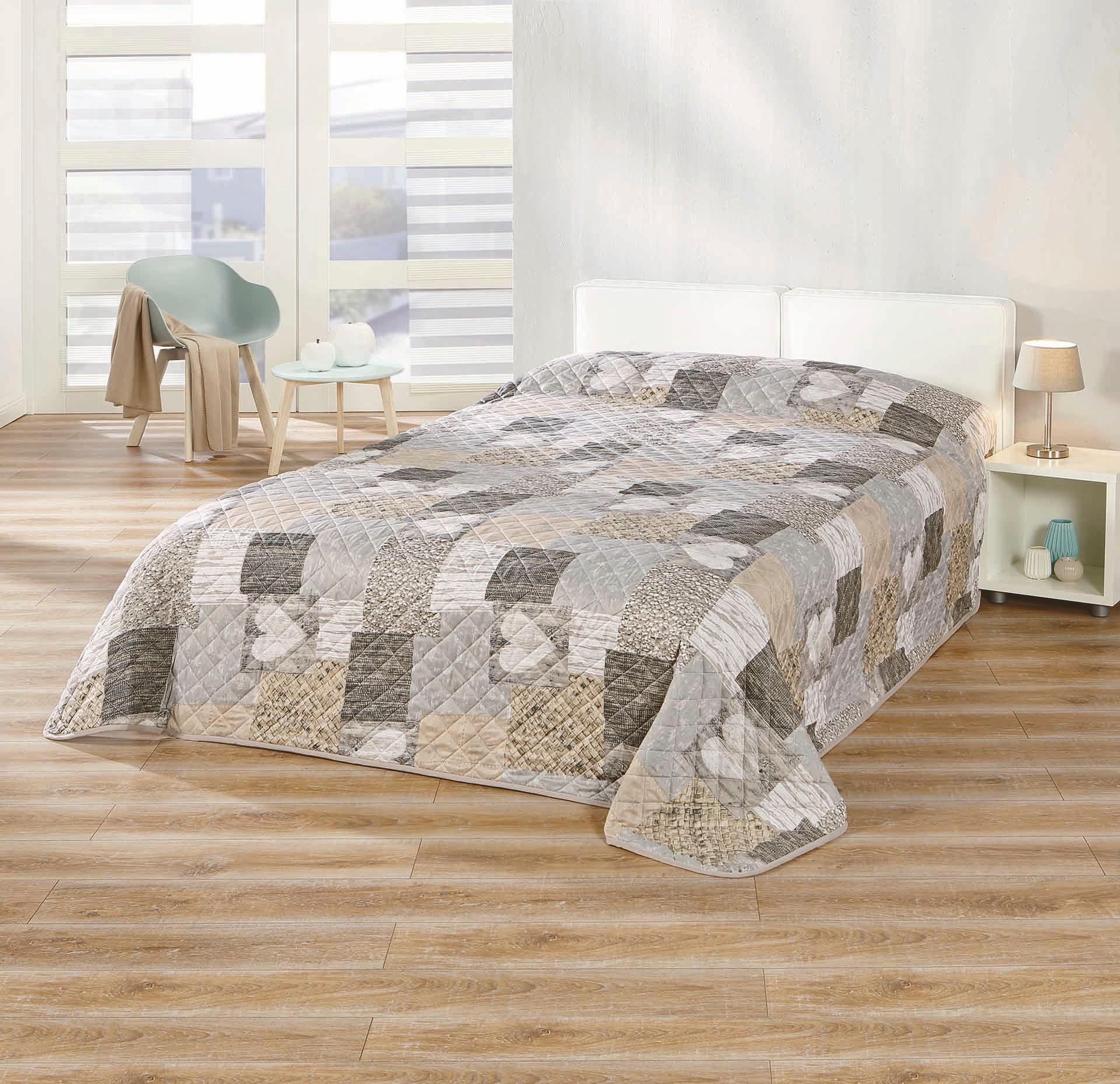 Delindo Lifestyle Tagesdecke »Herzen«, Plaid aus 100% Kunstfaser, weich wattiert, Tagesdecke für Einzelbetten oder Doppelbetten, pflegeleicht, hautfreundlich, auch als Sofaüberwurf geeignet, STANDARD 100 by OEKO-TEX® zertifiziert